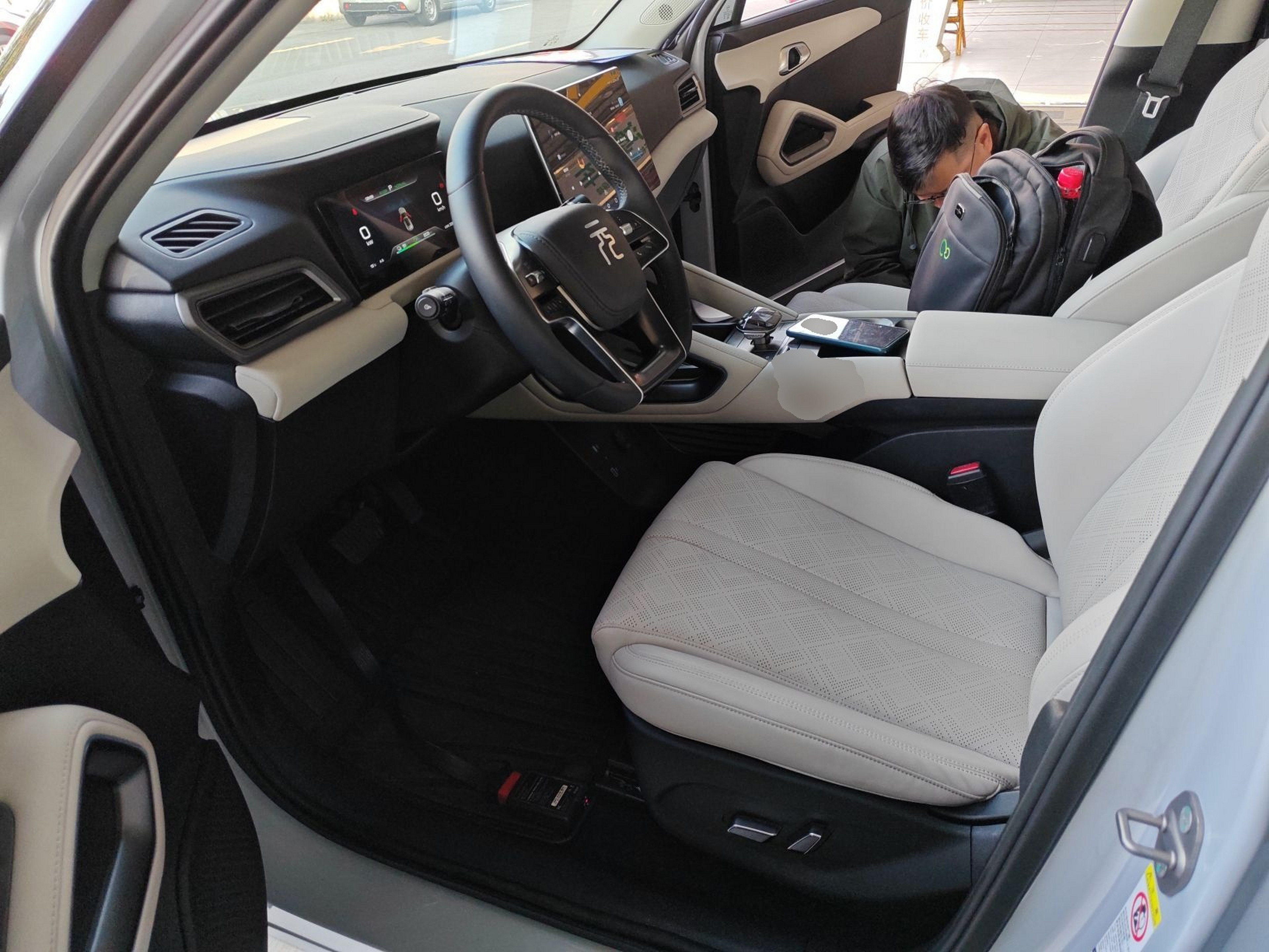 المقاعد الأمامية داخل السيارة