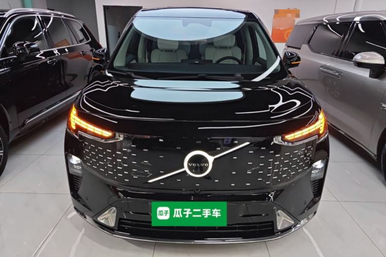 Used Volvo EM90 2025 Ultra Six-Seater
