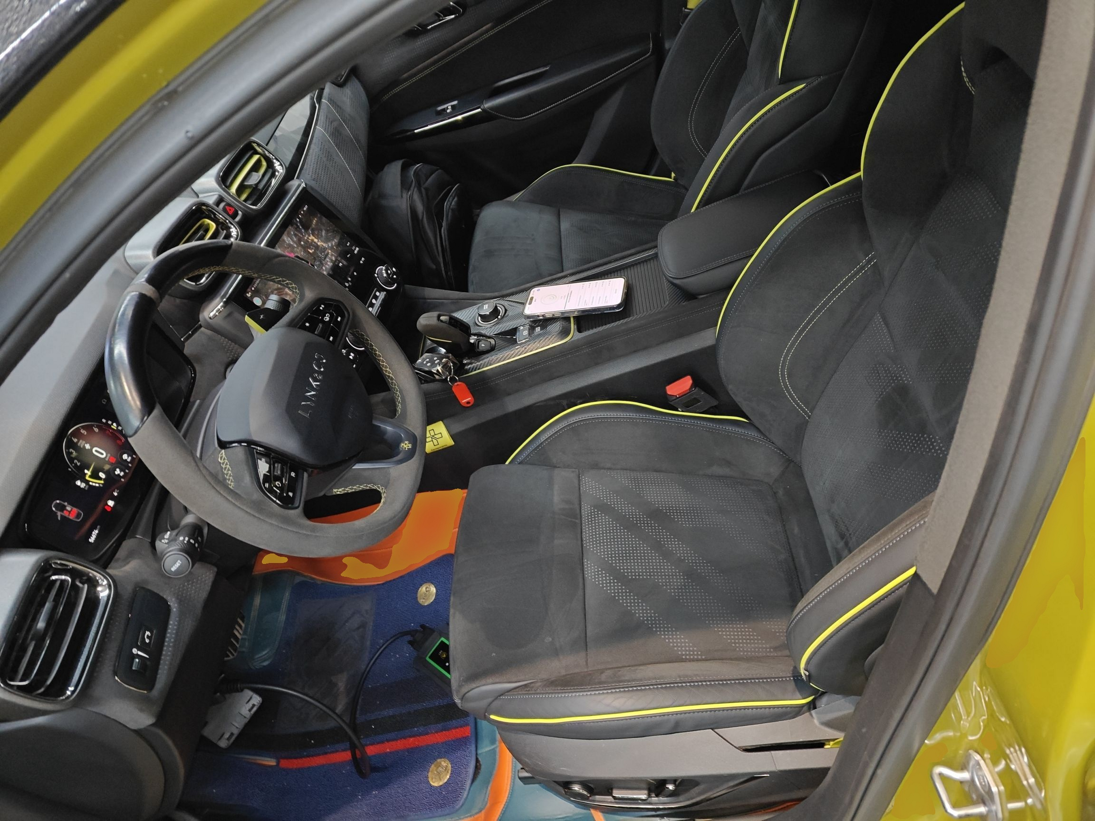 المقاعد الأمامية داخل السيارة