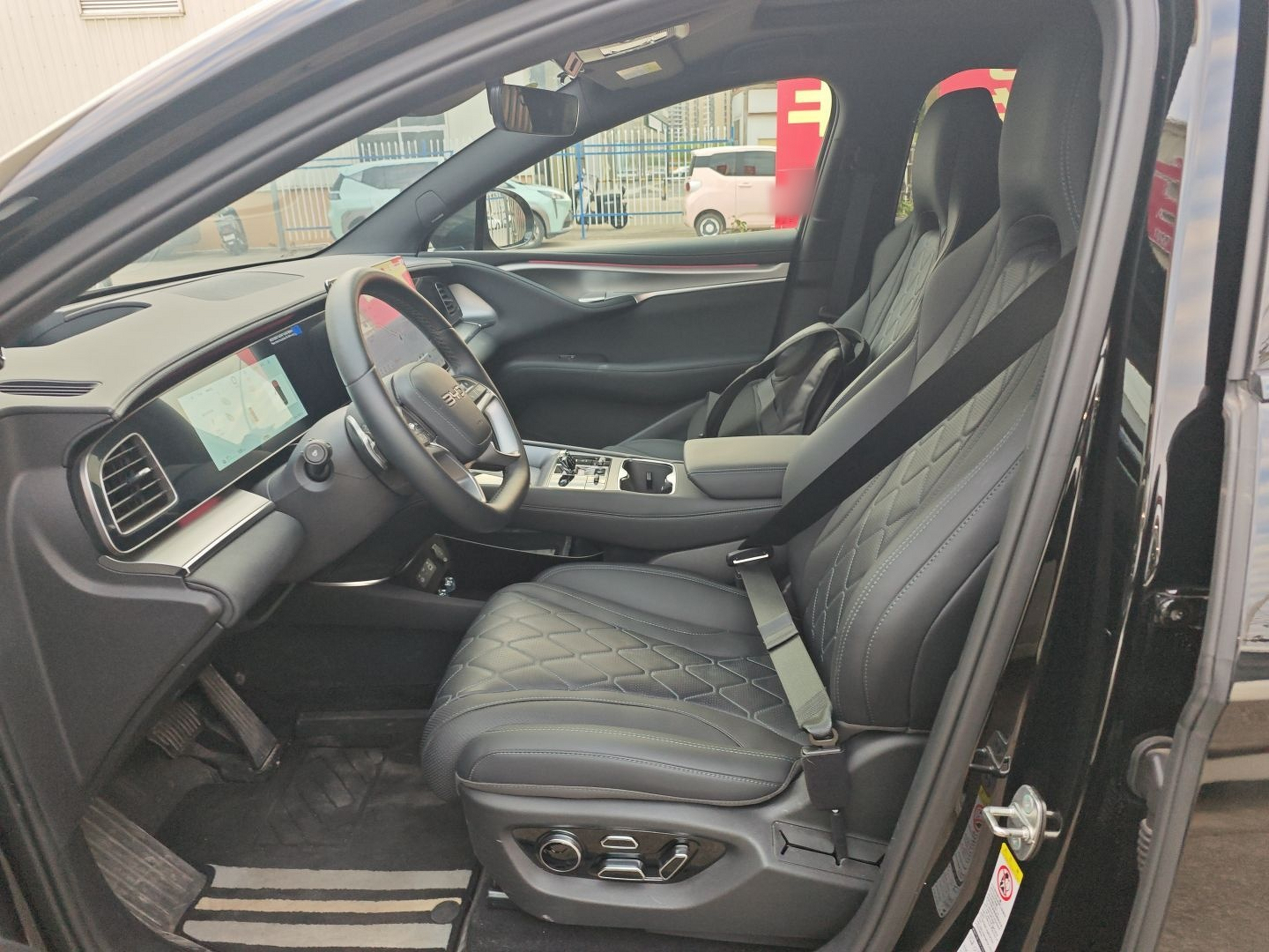 المقاعد الأمامية داخل السيارة