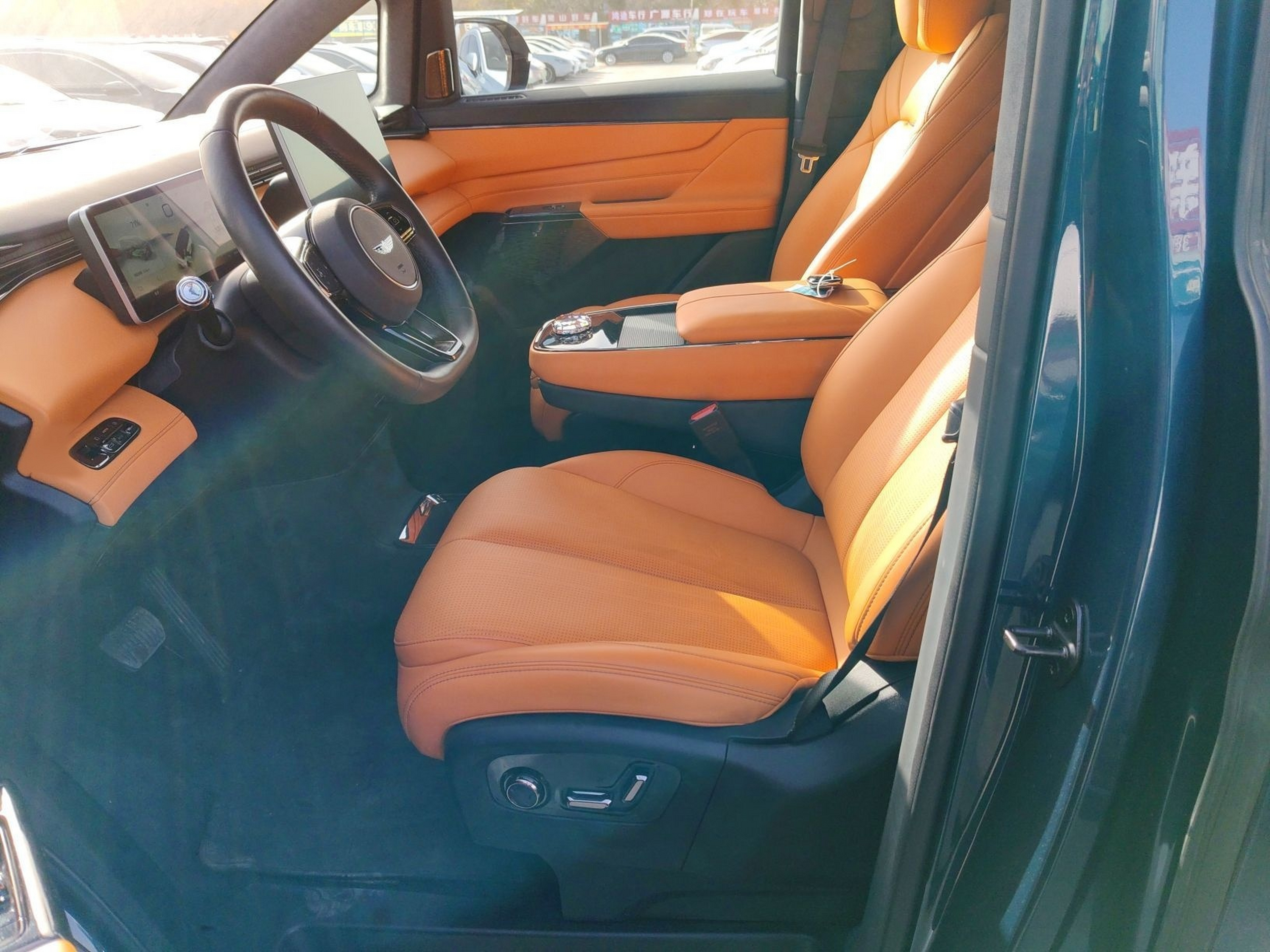 المقاعد الأمامية داخل السيارة