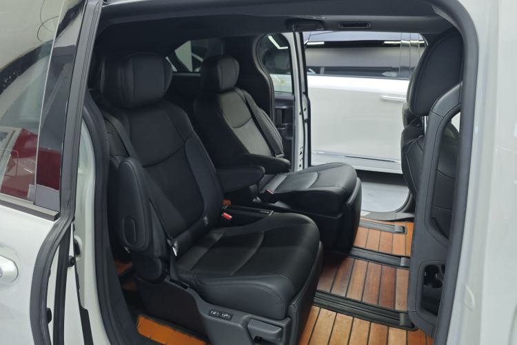 Used Toyota Sienna 2023 2.5L Hybrid Deluxe Edition
