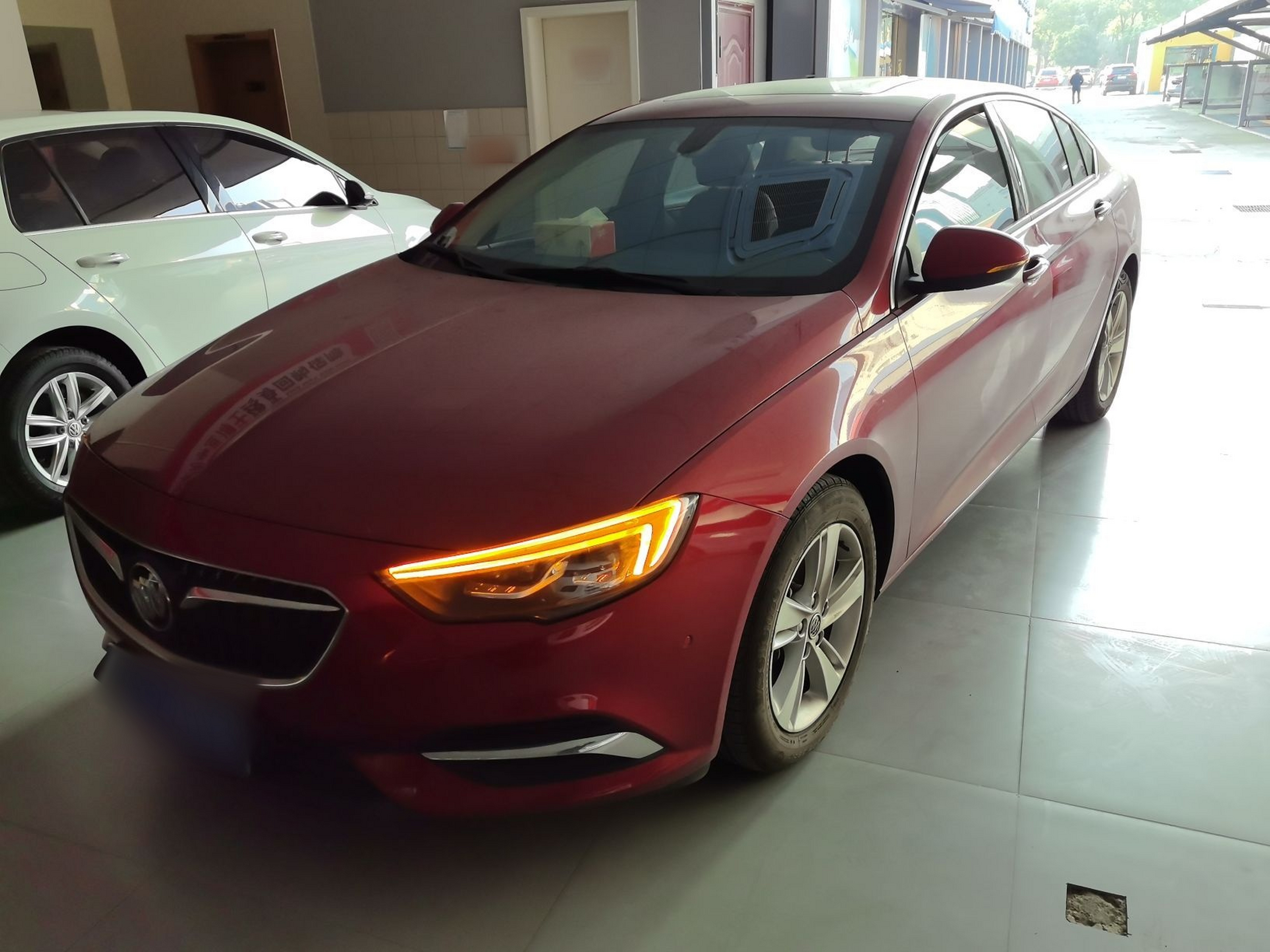 تحت مقدمة السيارة