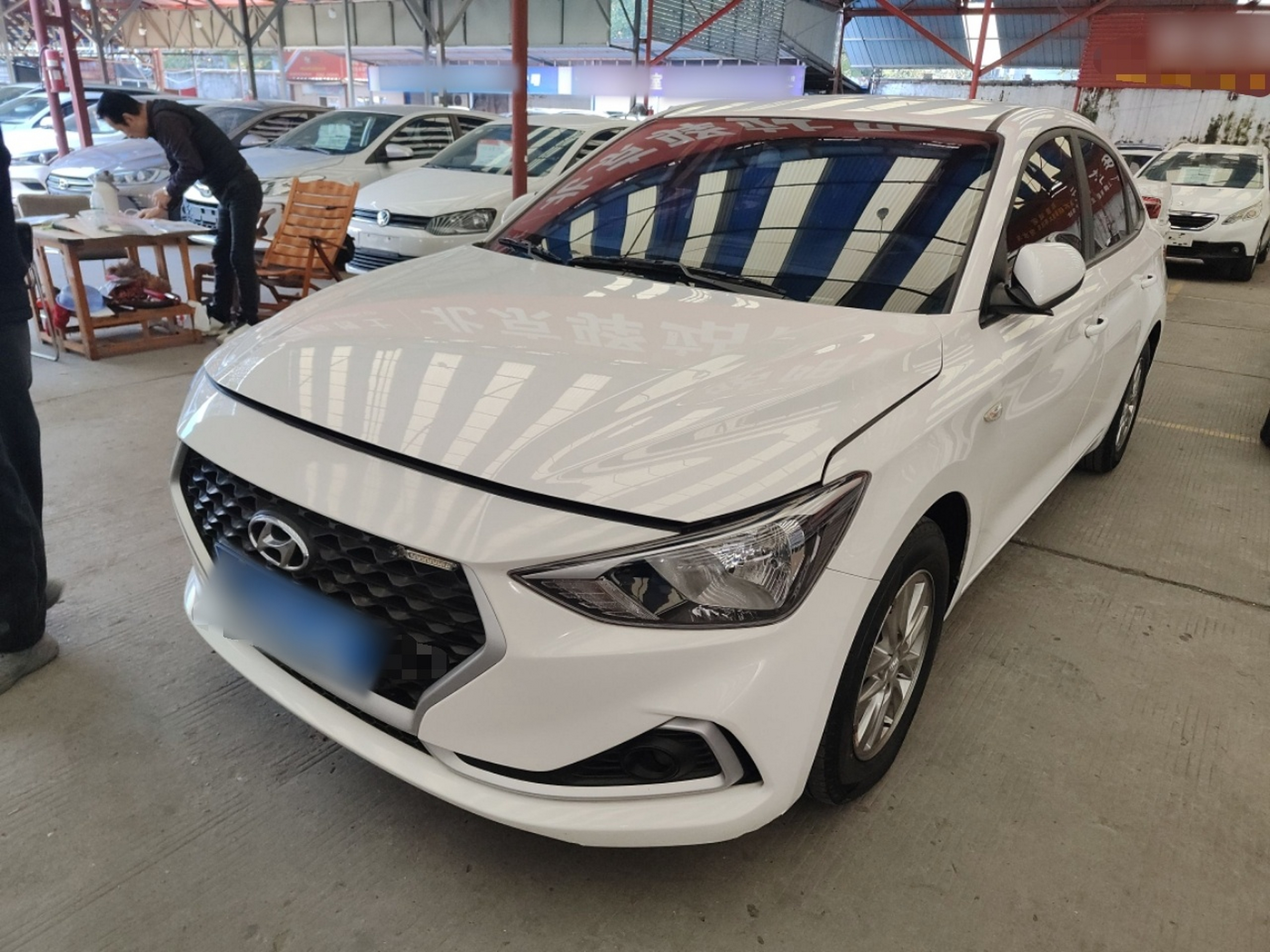 تحت مقدمة السيارة