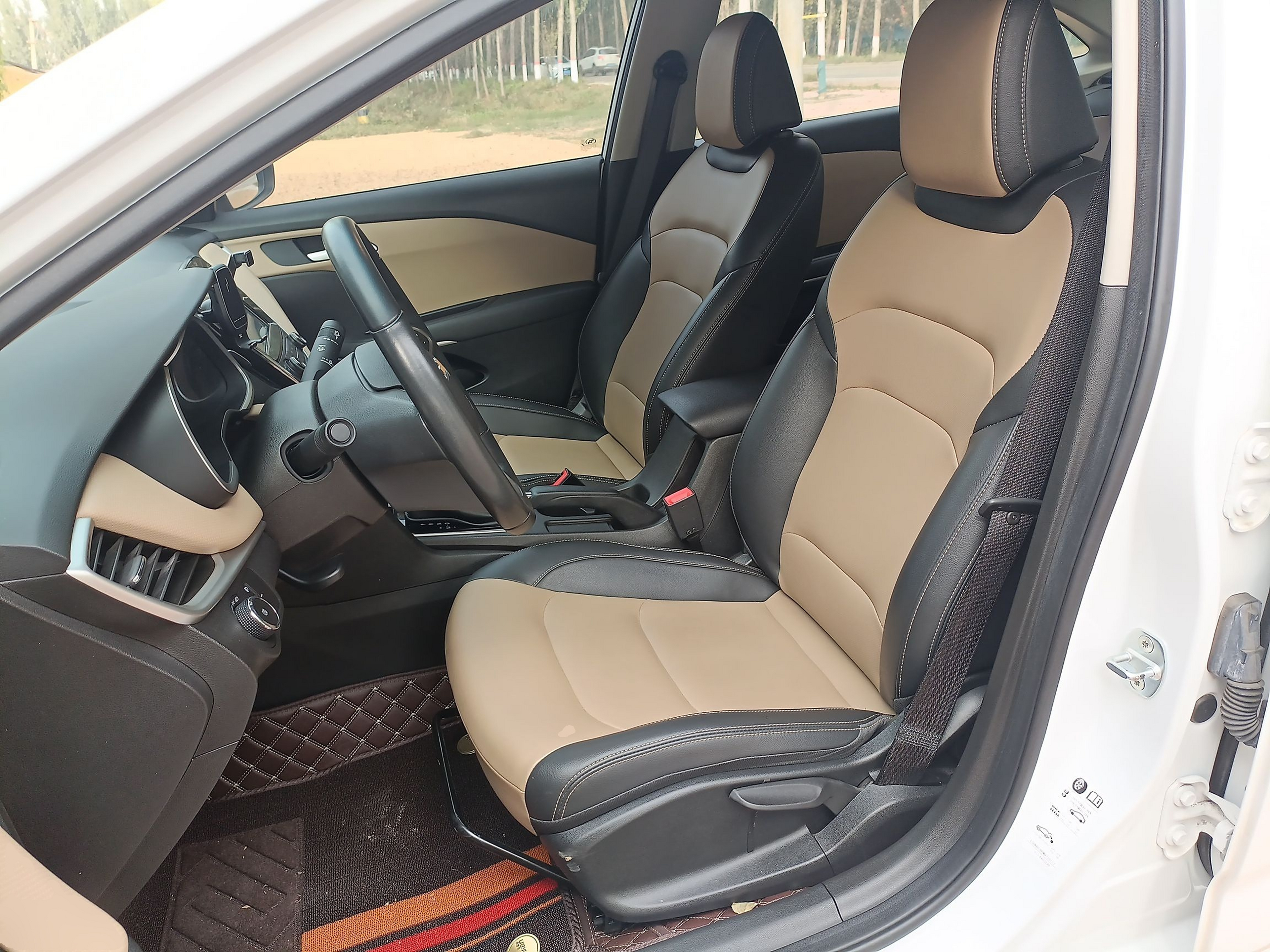 Переднее сиденье в автомобиле