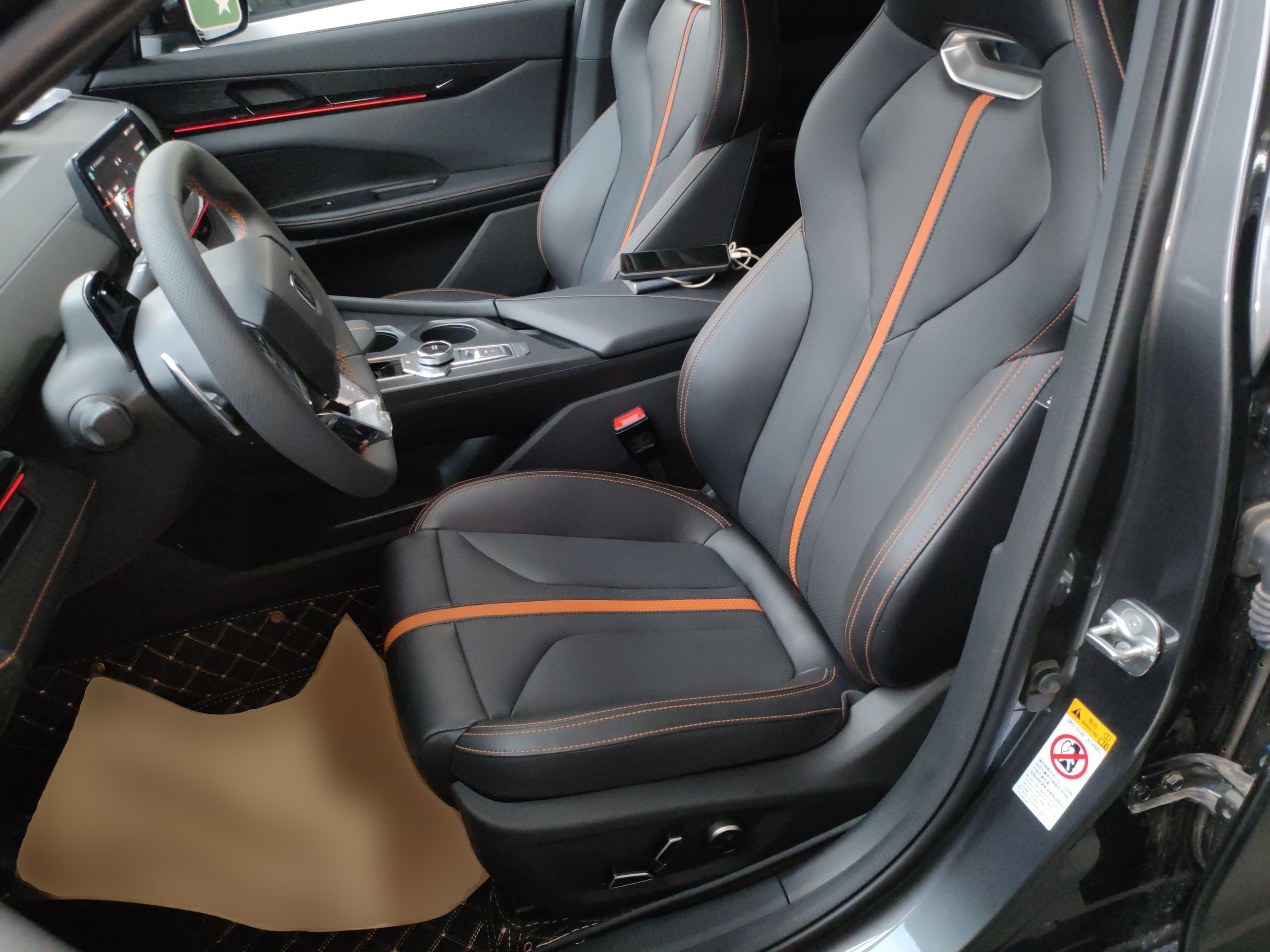 المقاعد الأمامية داخل السيارة