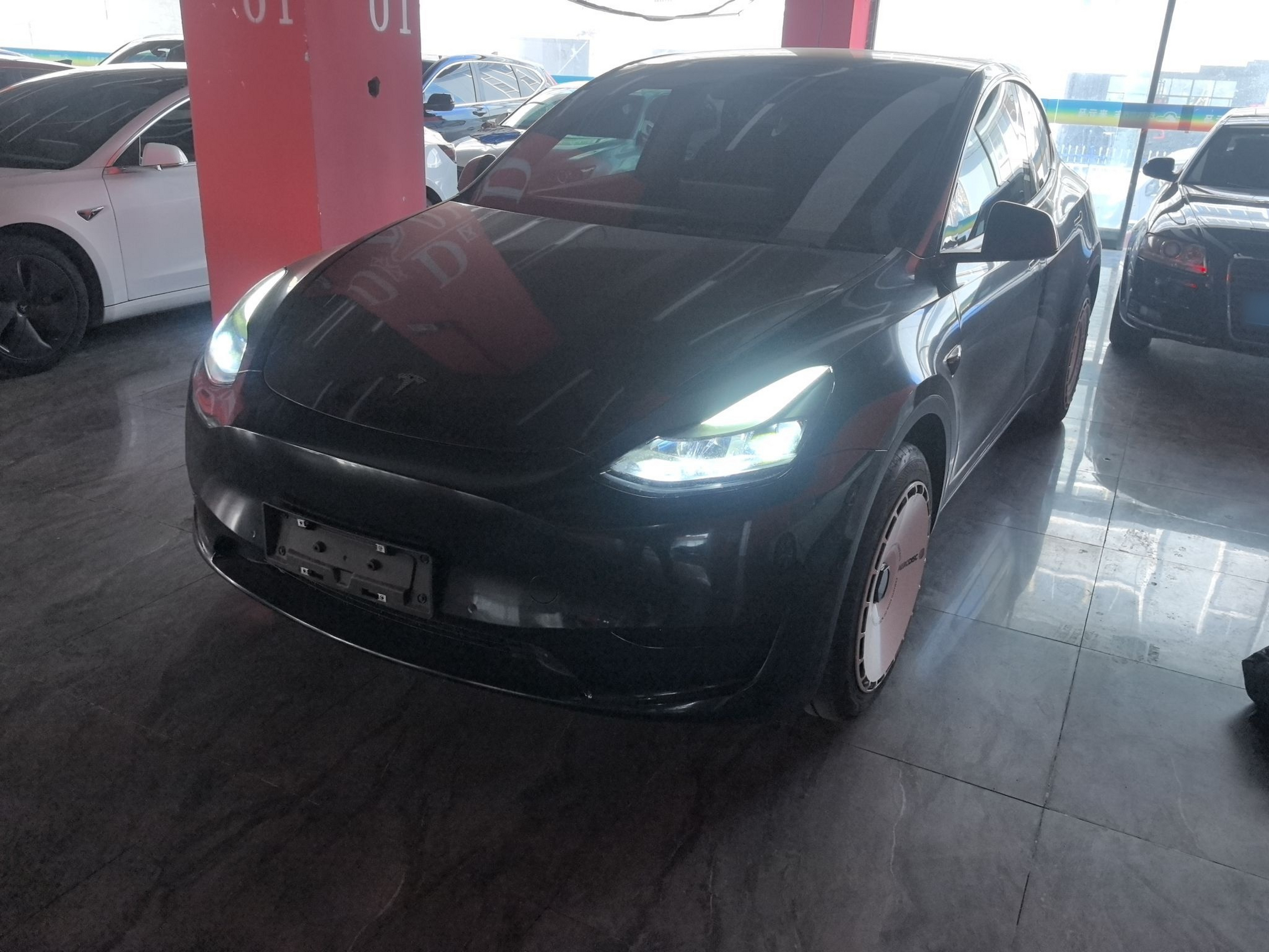 Под передней частью автомобиля