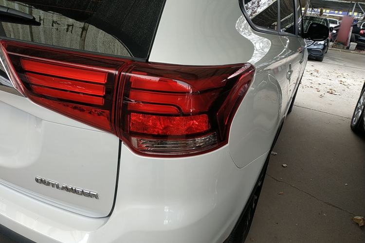 Used Mitsubishi Outlander 2020 2.0L Two-Wheel Drive Comfort Edition 7-Seater
