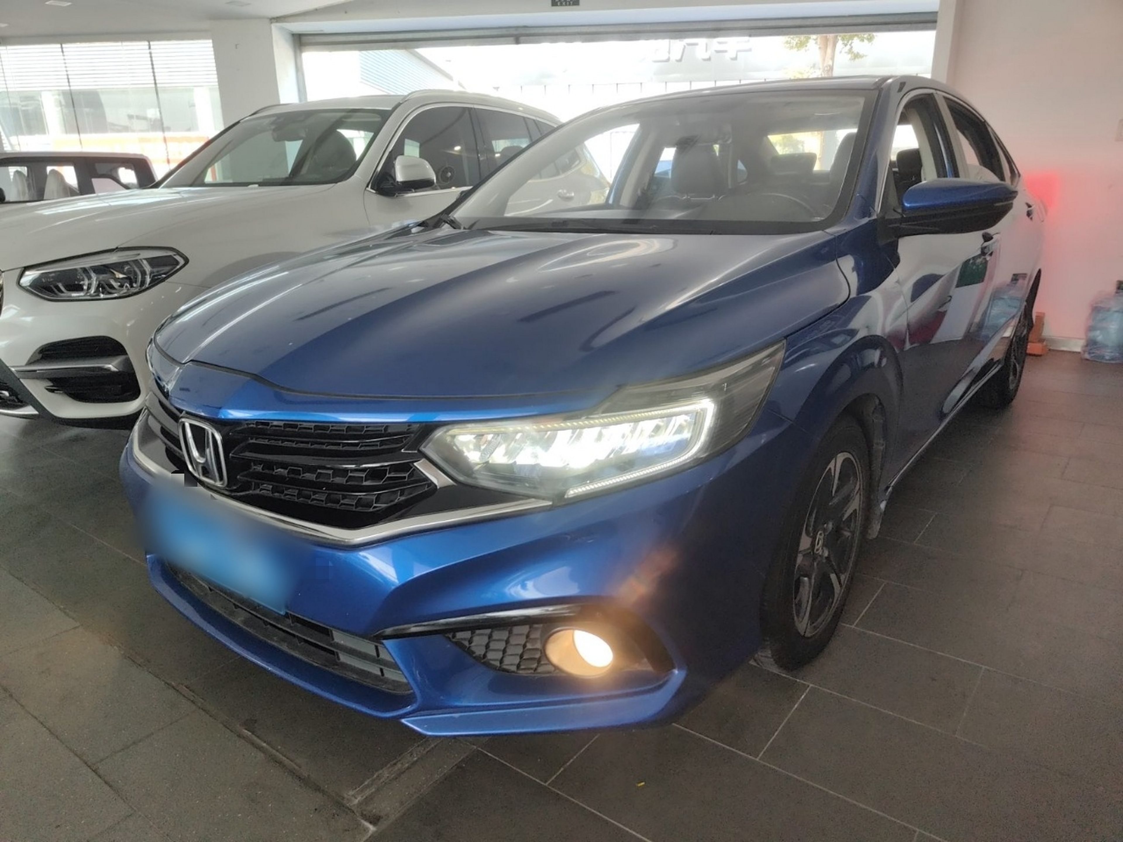 تحت مقدمة السيارة