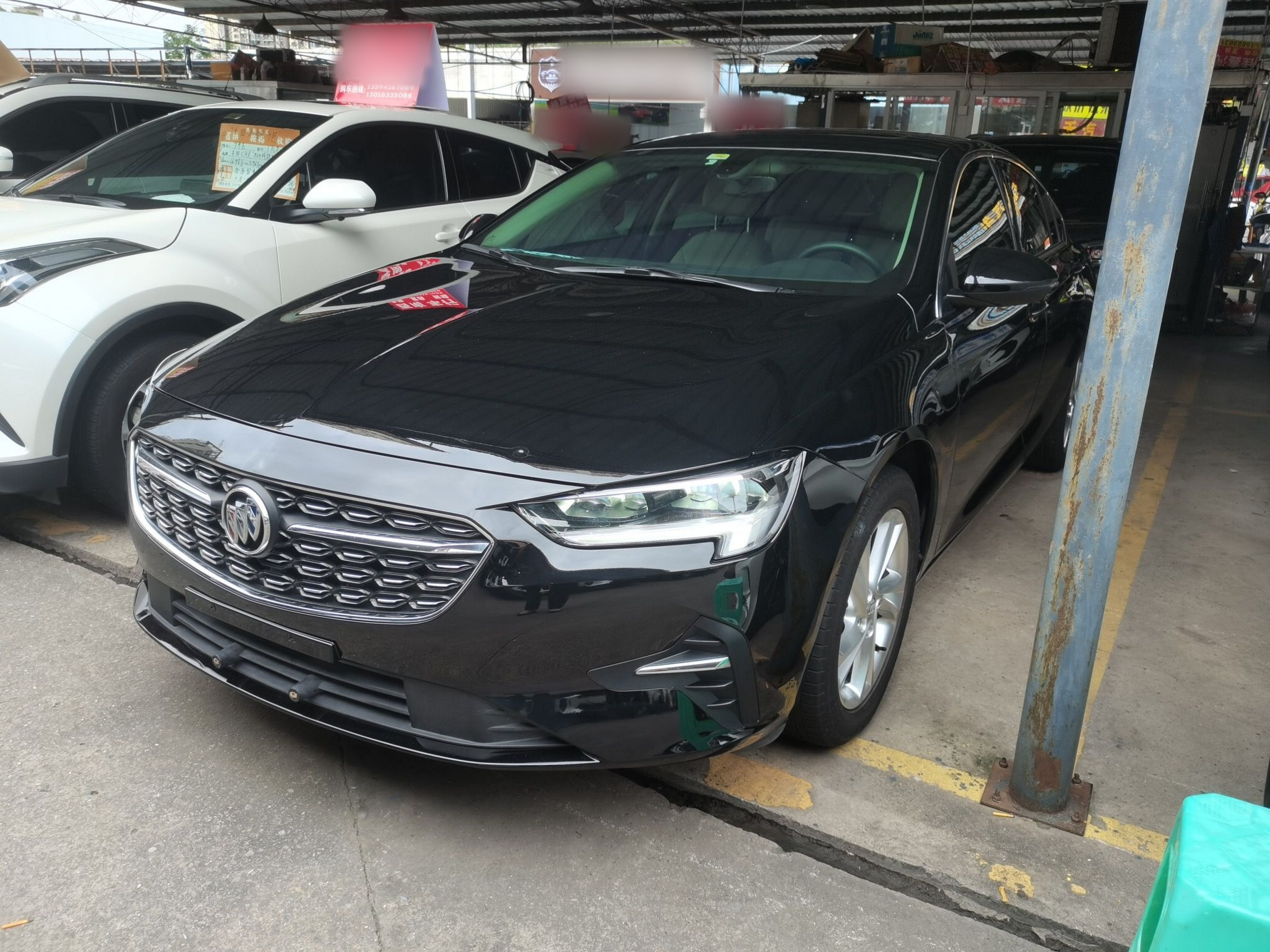 تحت مقدمة السيارة