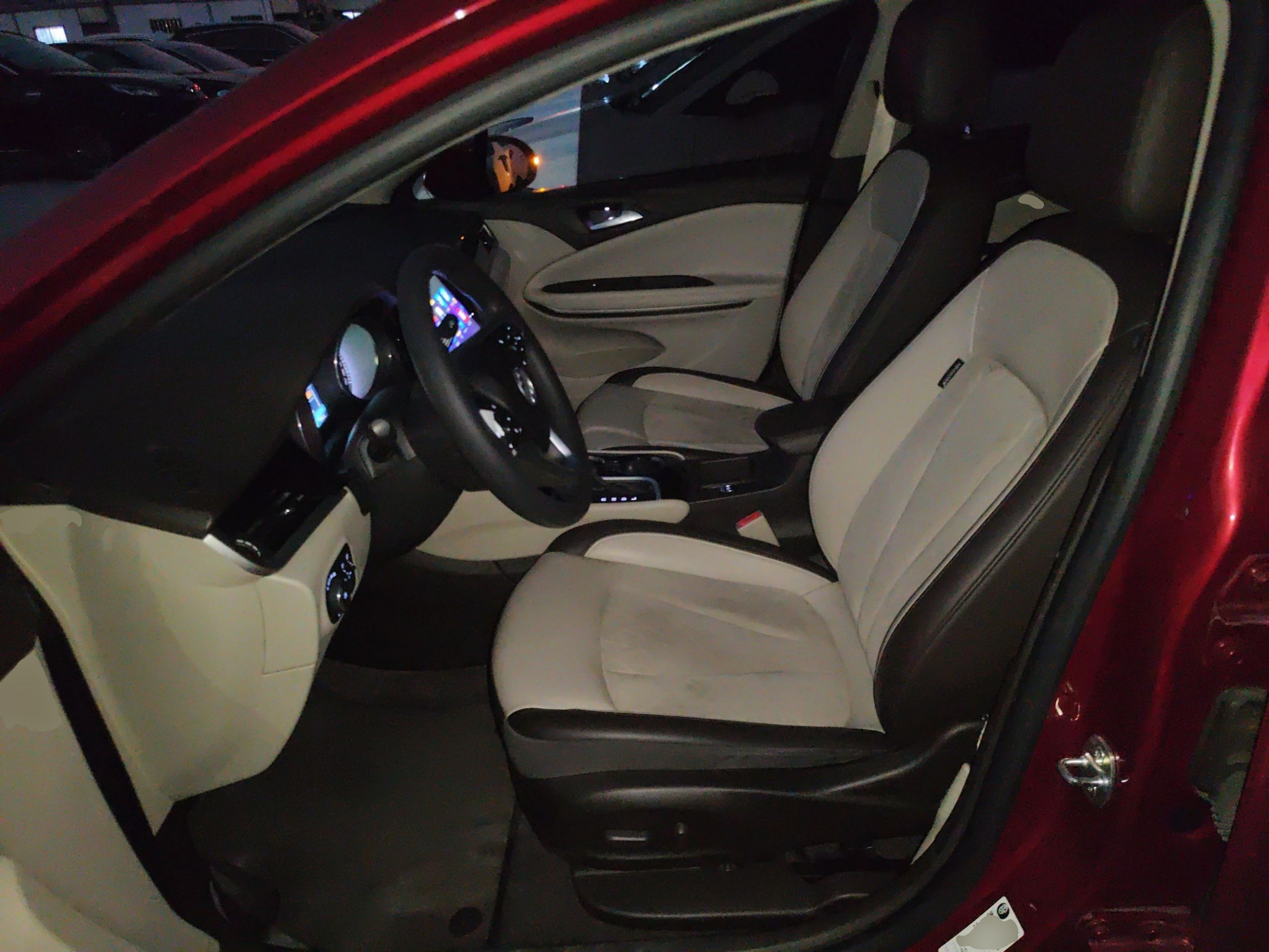 المقاعد الأمامية داخل السيارة