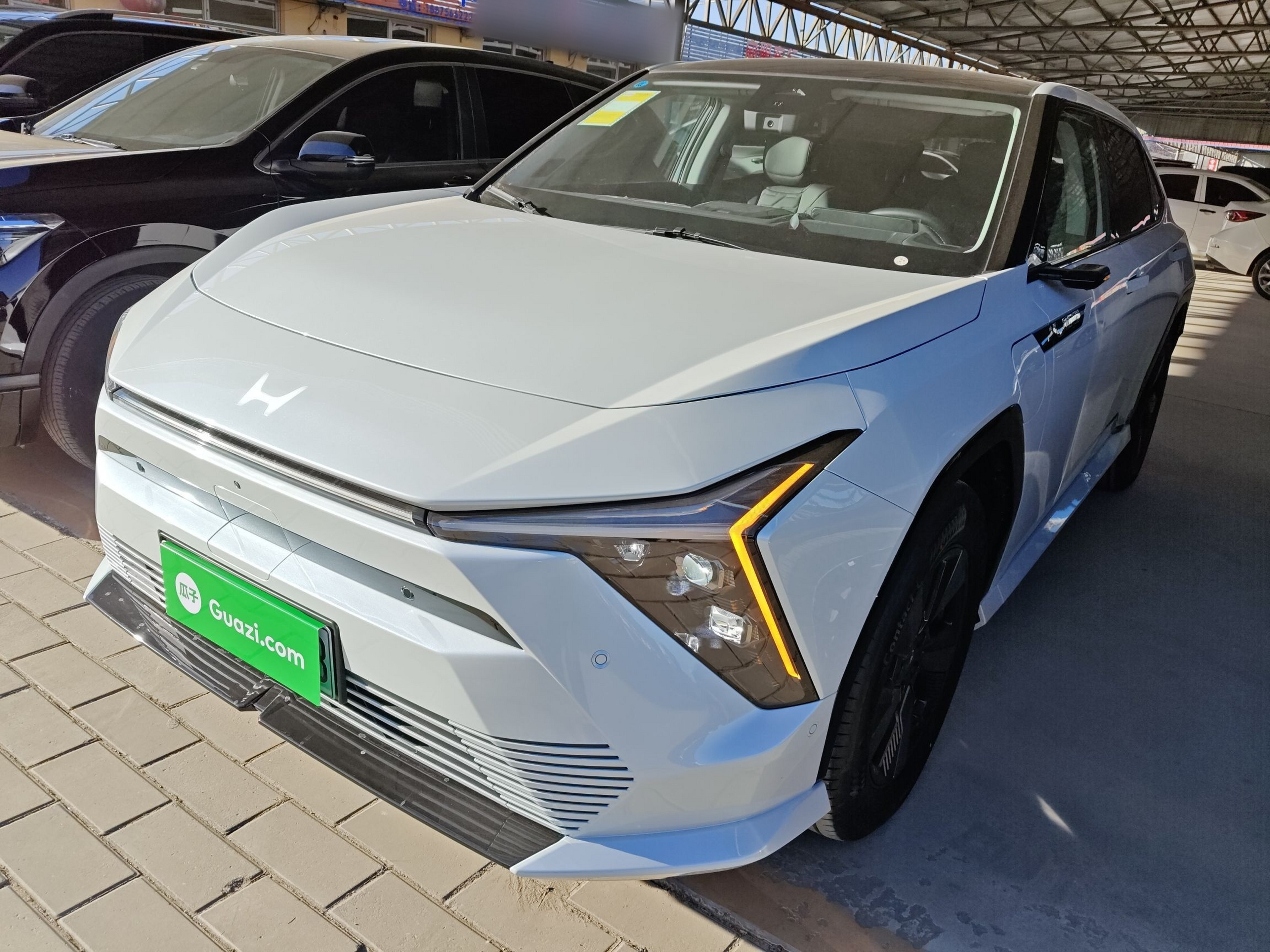 تحت مقدمة السيارة