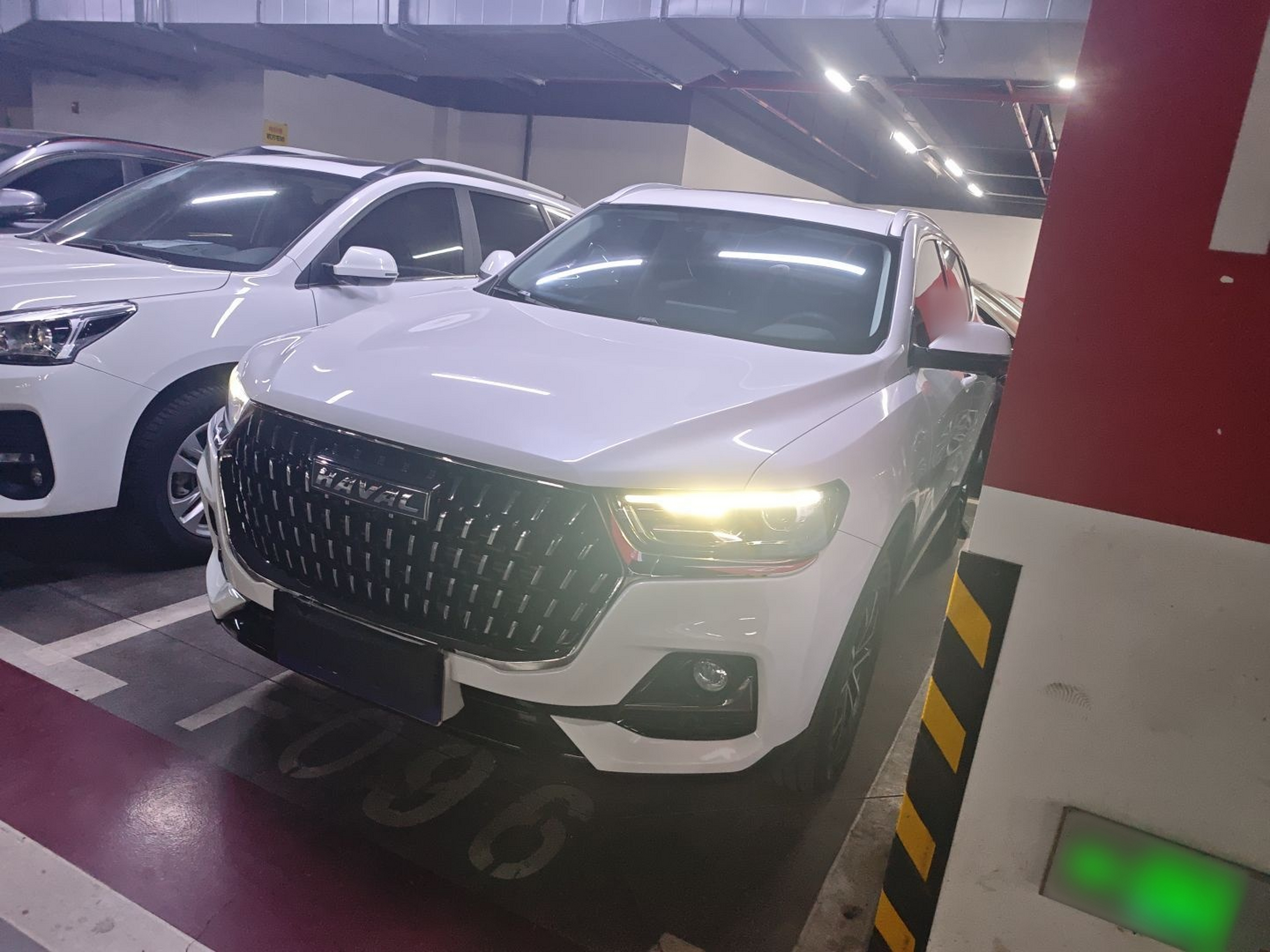 Под передней частью автомобиля