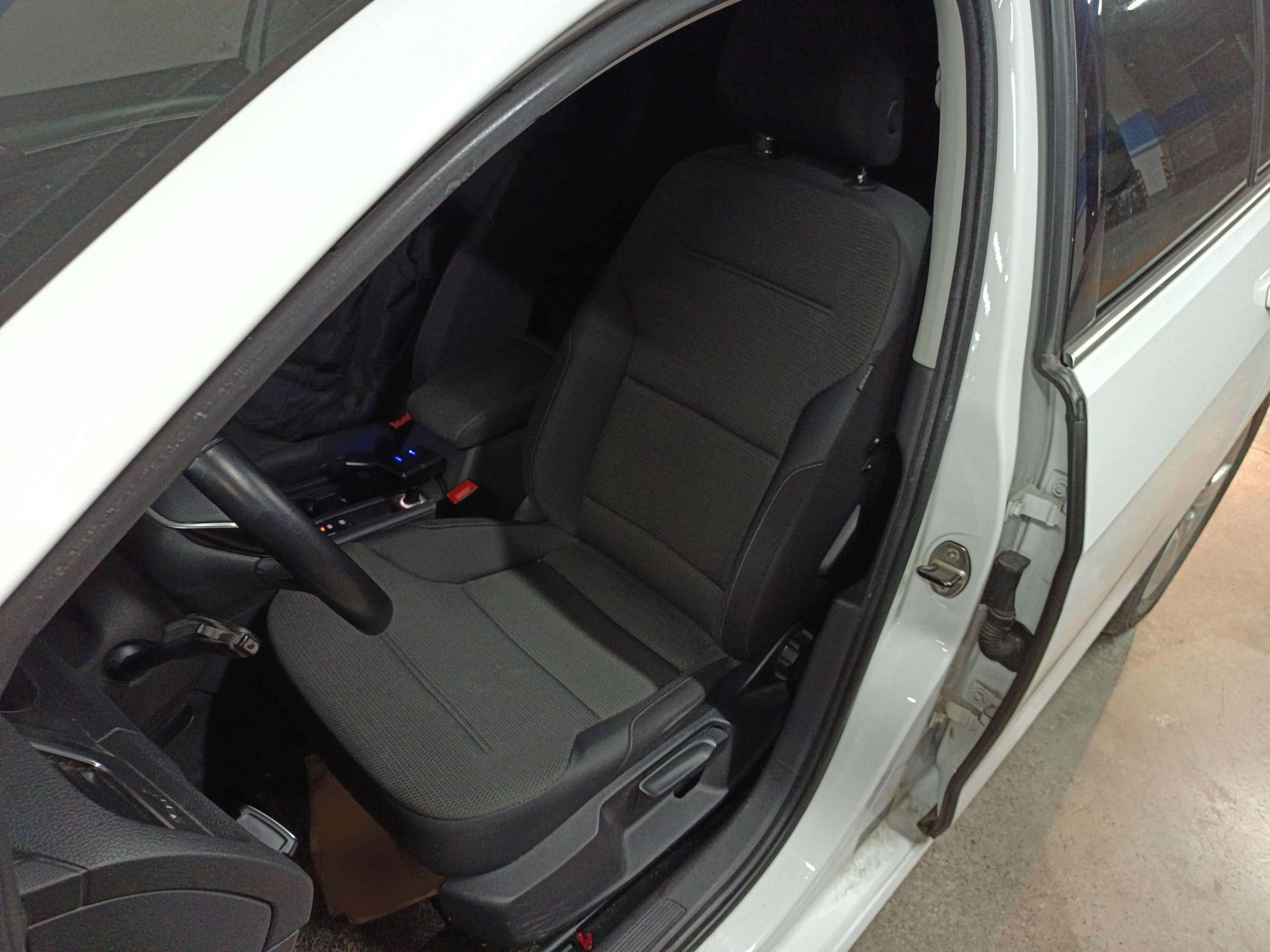 Переднее сиденье в автомобиле