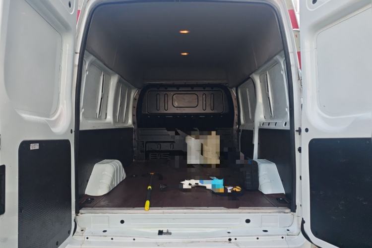 Used JMC Fushun 2023 2.0T Manual Short-Wheelbase Mid-Roof Commercial Van Transporter 2/3 Seats
