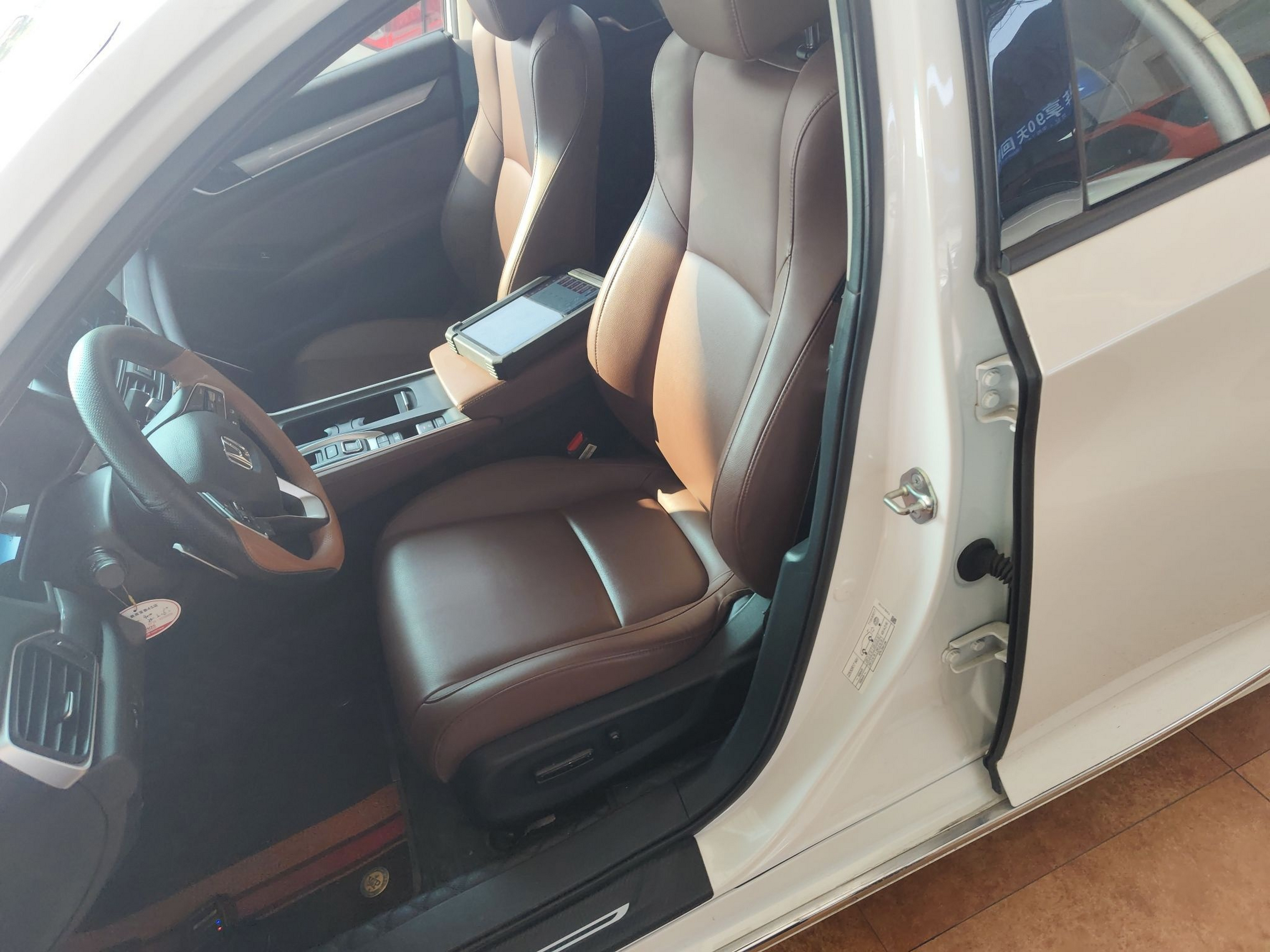 Переднее сиденье в автомобиле