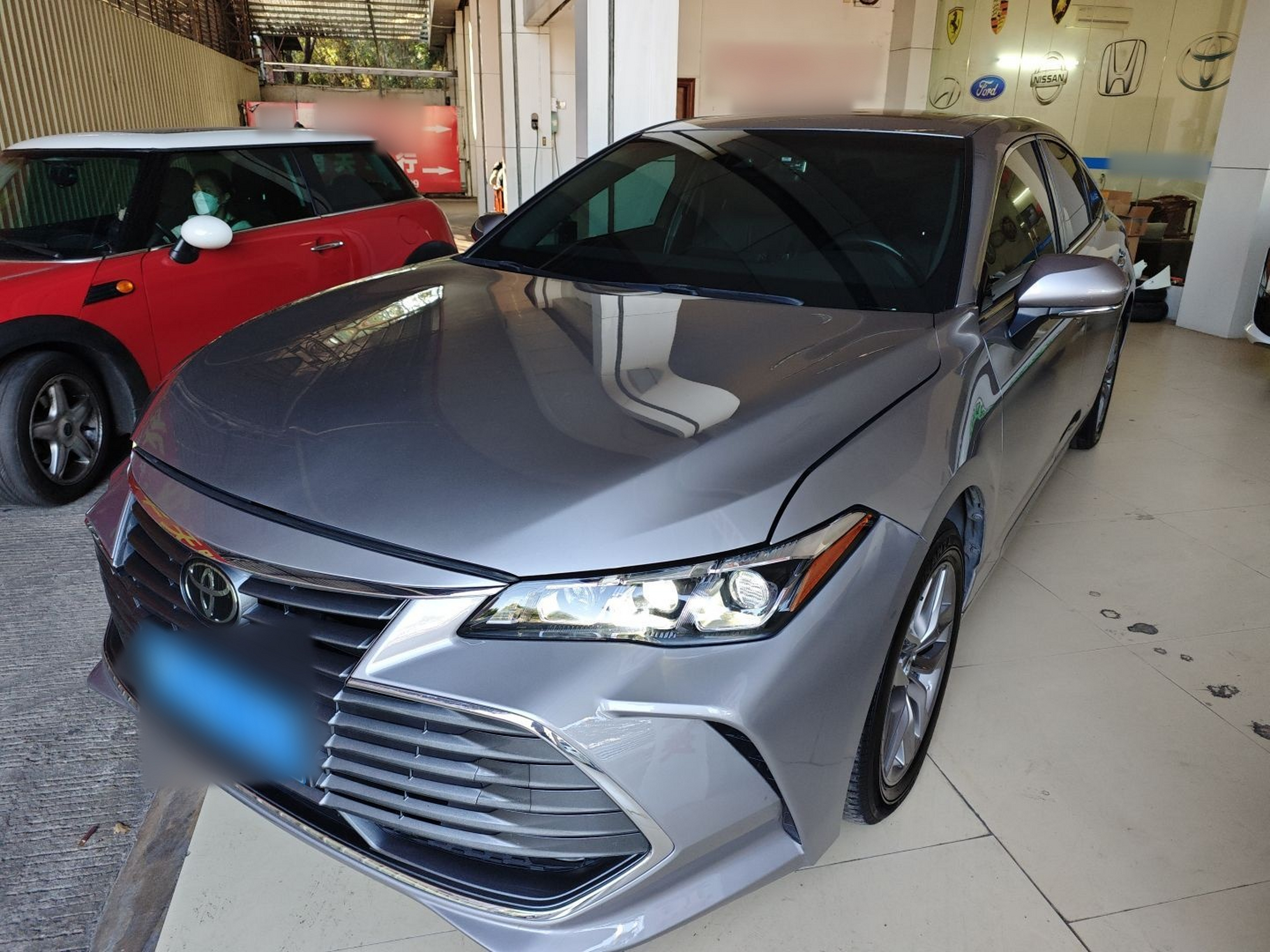 Под передней частью автомобиля