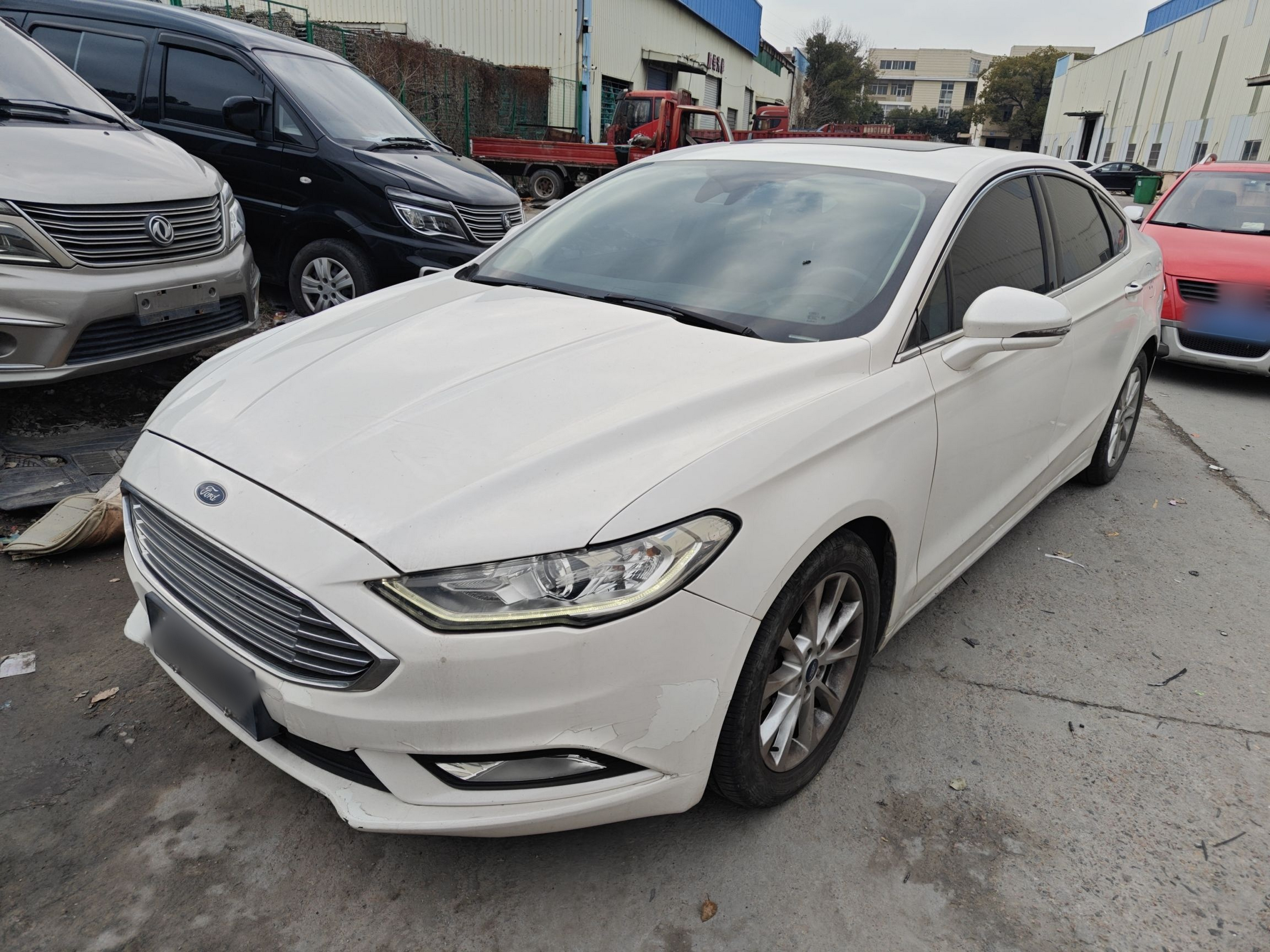 تحت مقدمة السيارة