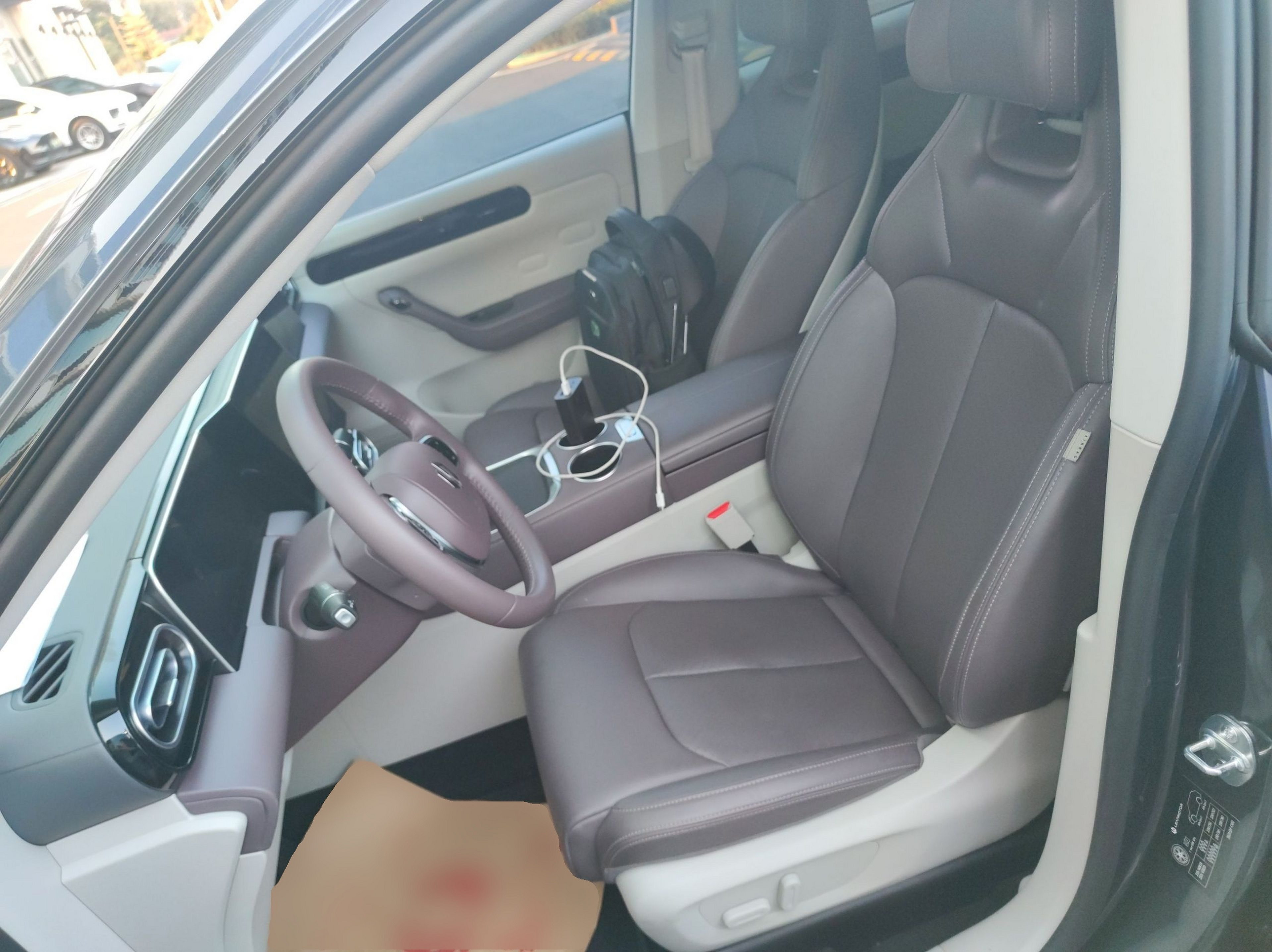 المقاعد الأمامية داخل السيارة