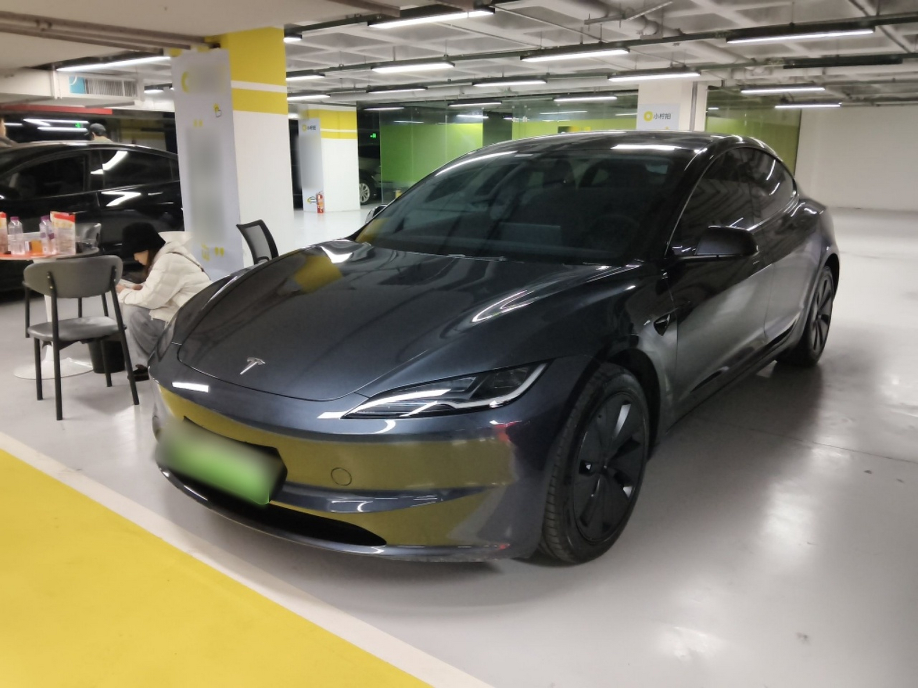 تحت مقدمة السيارة