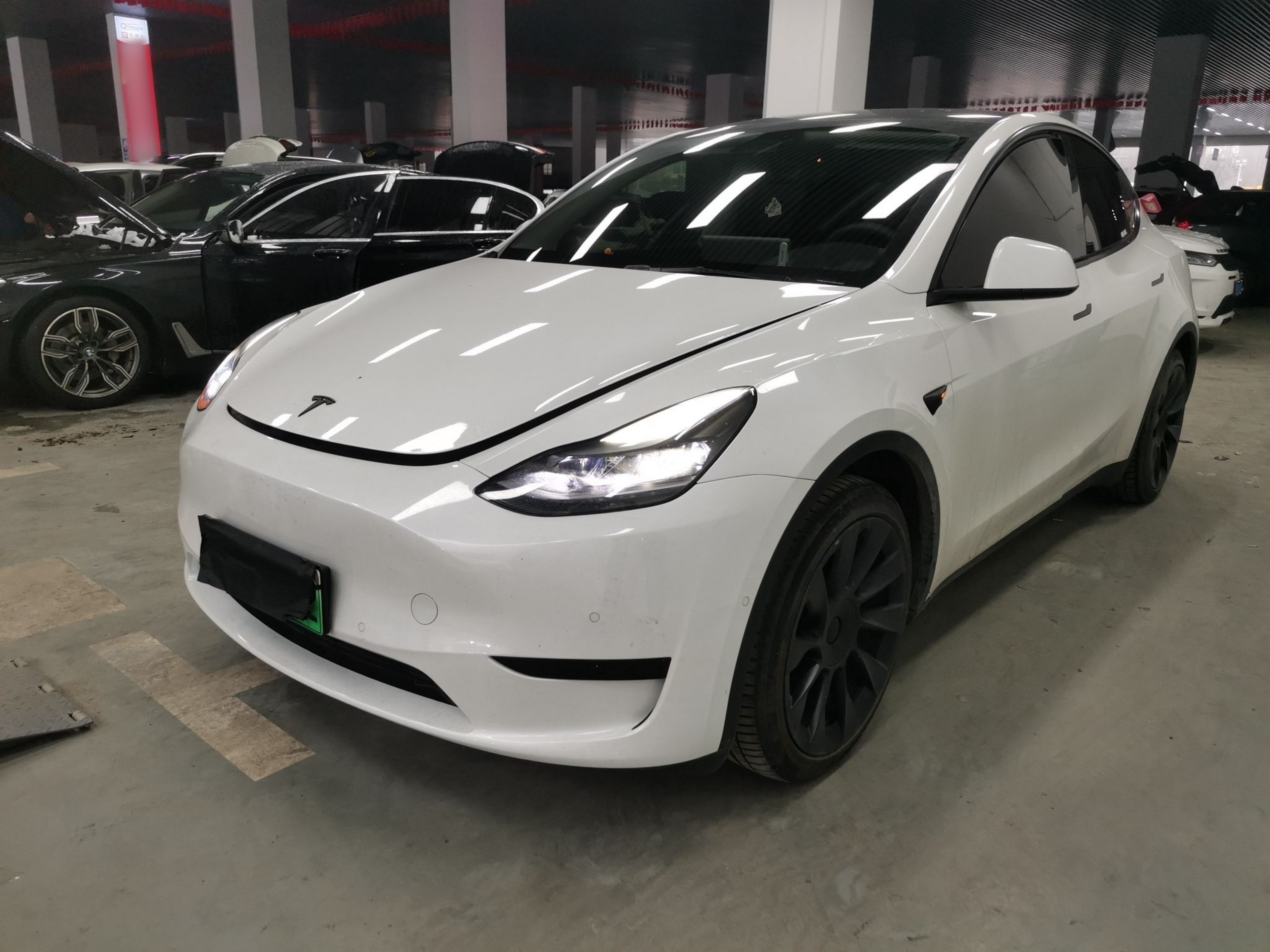 Под передней частью автомобиля