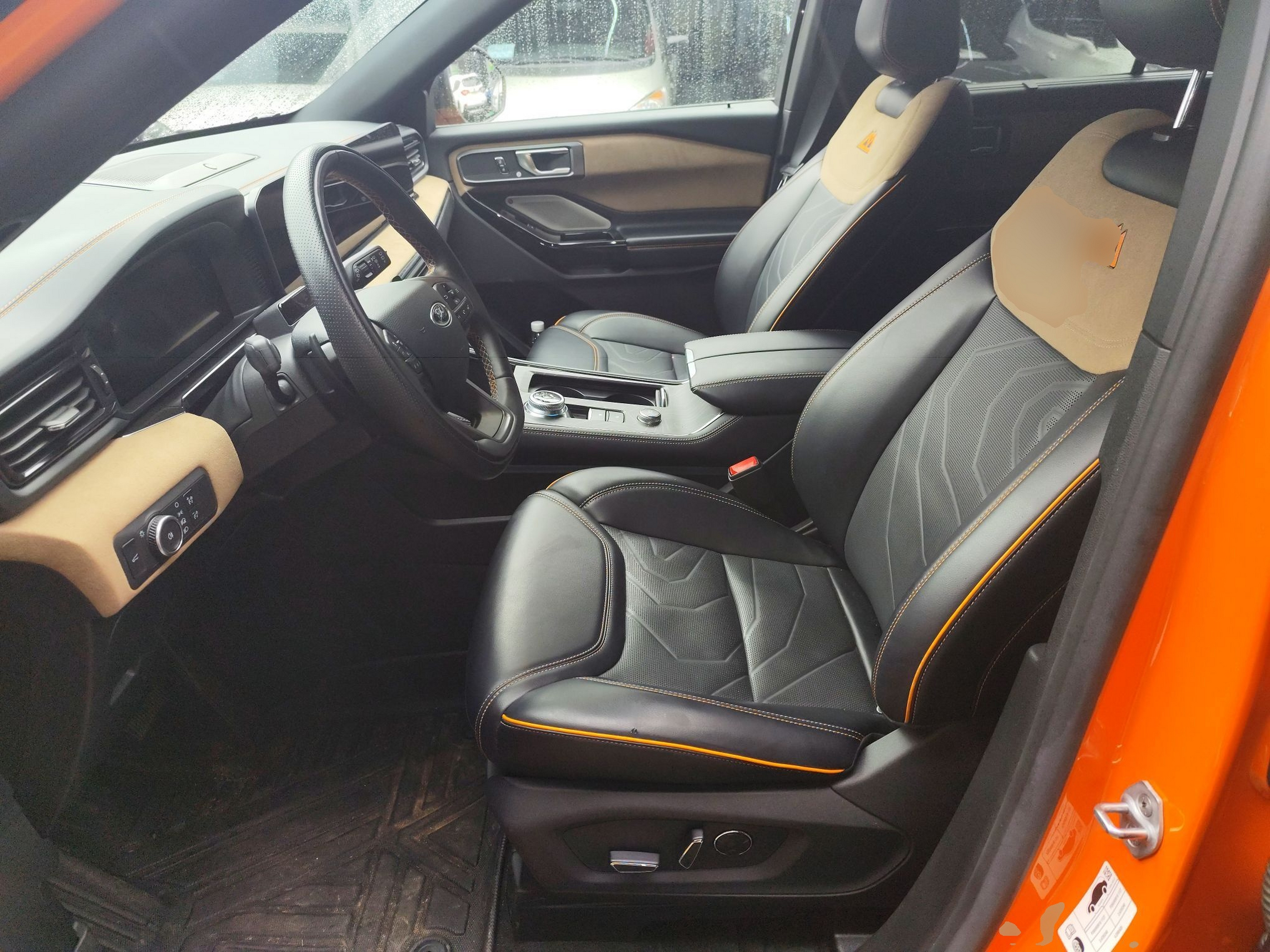 المقاعد الأمامية داخل السيارة