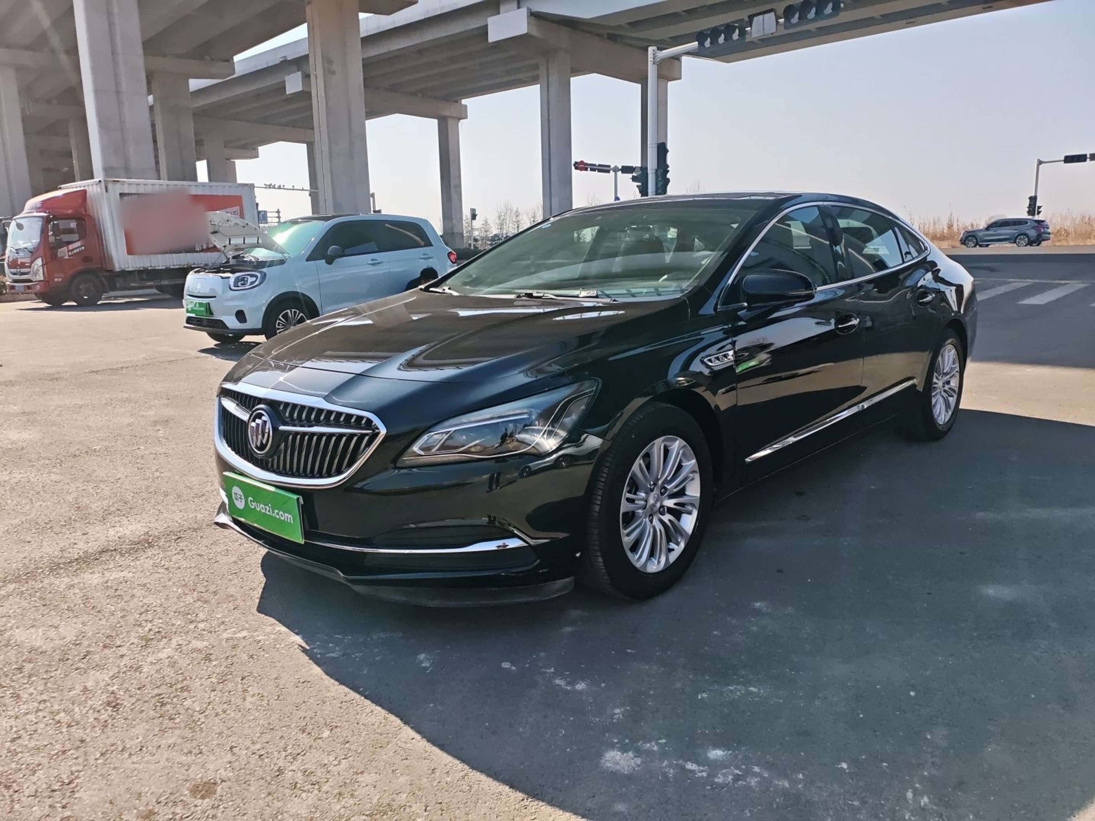 Под передней частью автомобиля