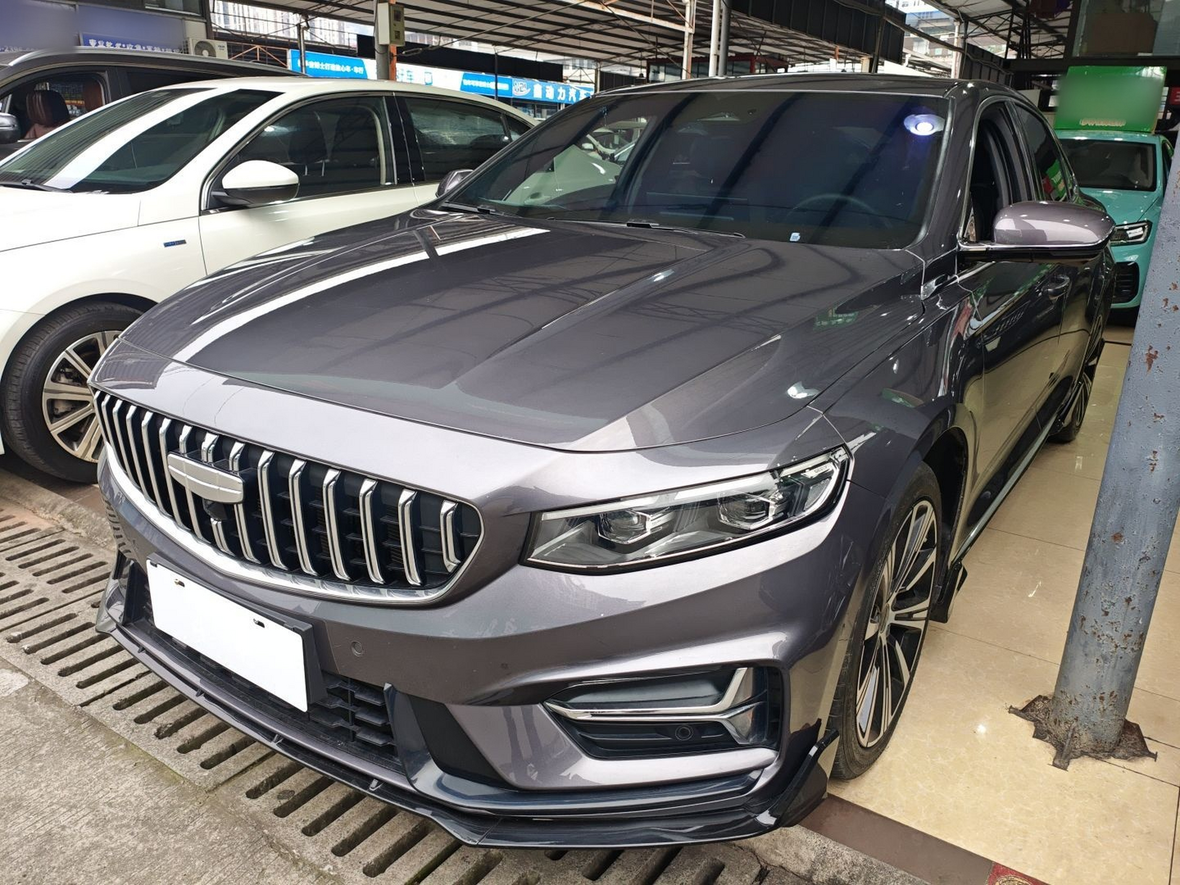 تحت مقدمة السيارة