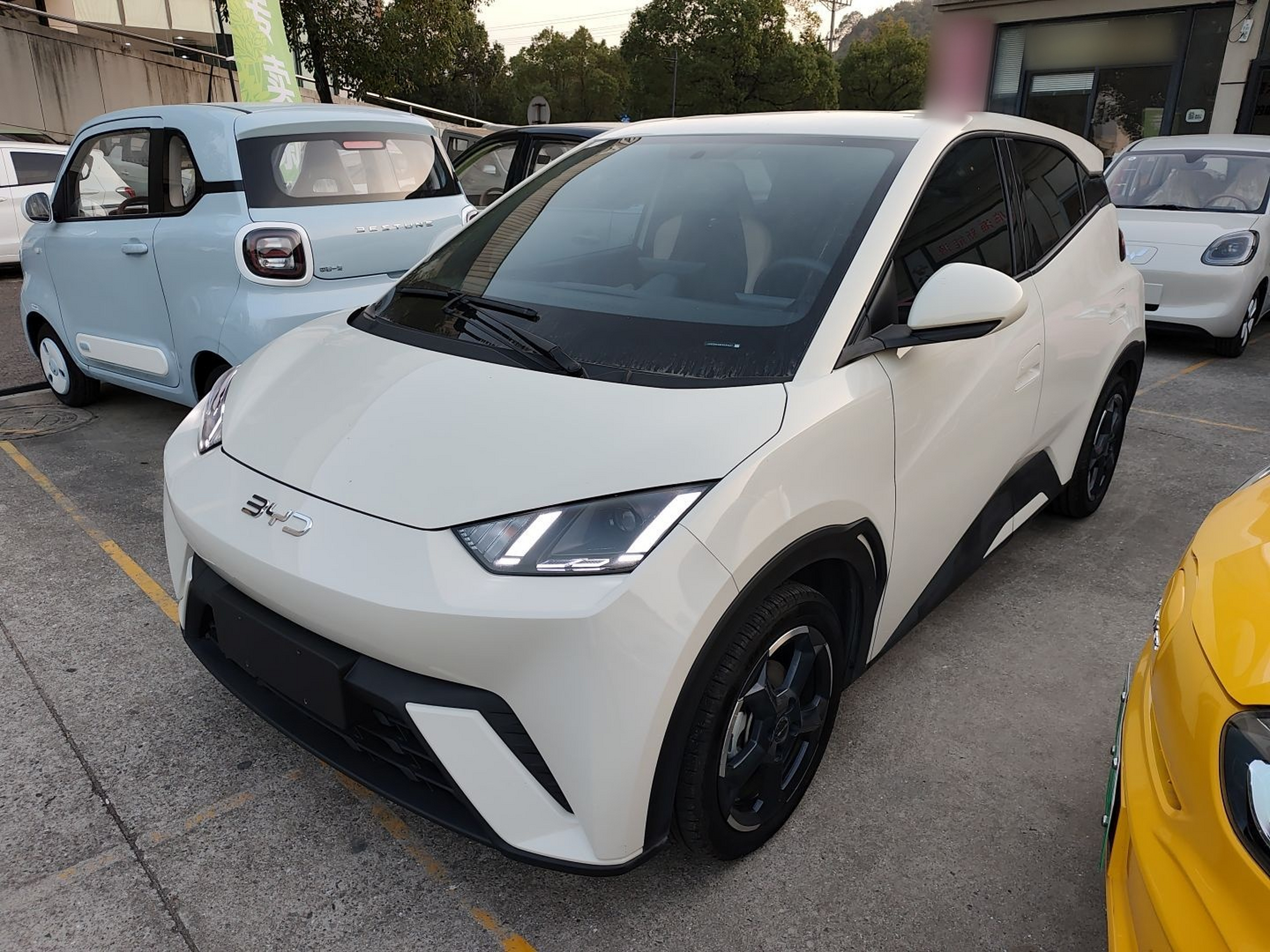 Под передней частью автомобиля