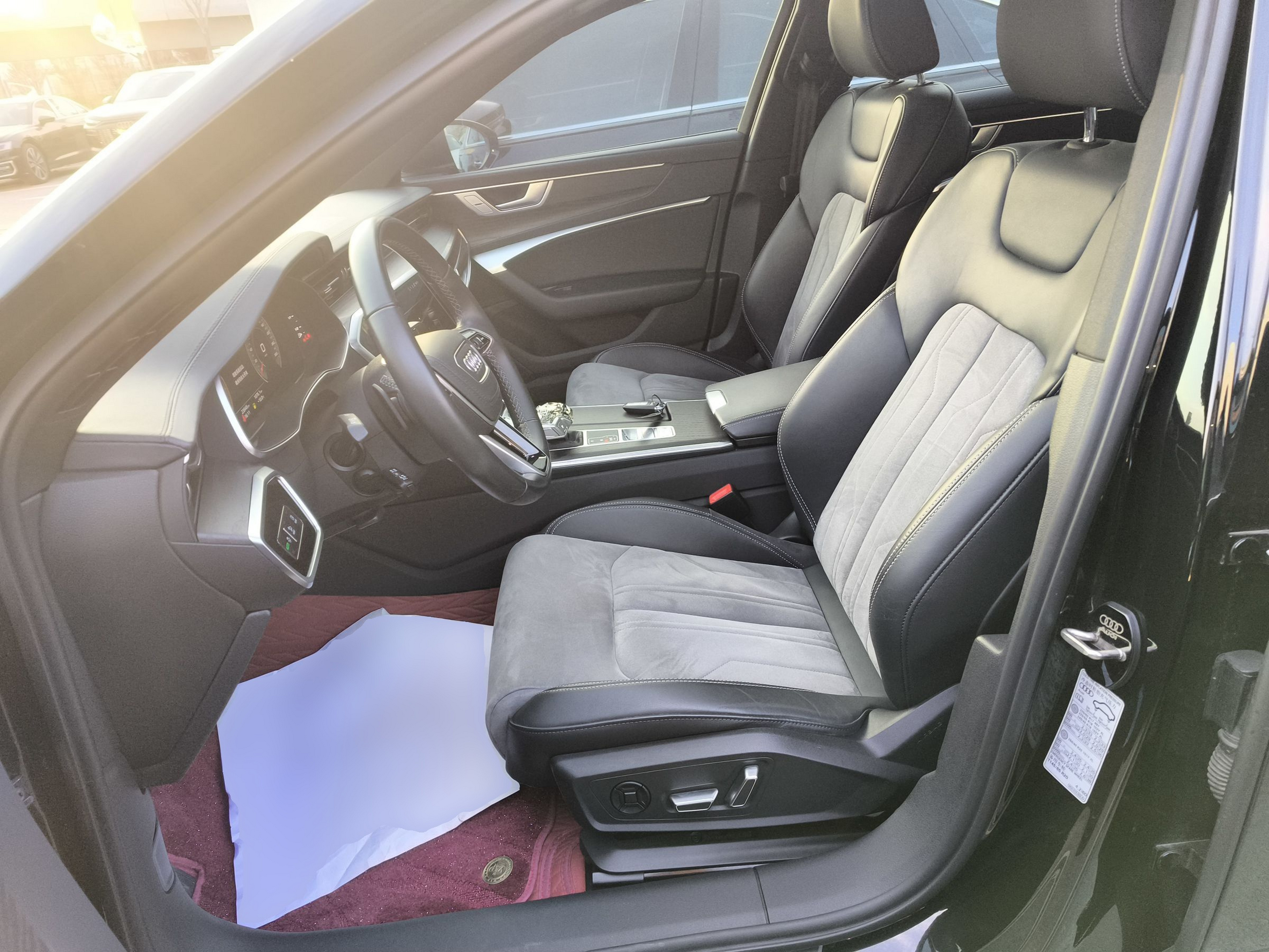 Переднее сиденье в автомобиле