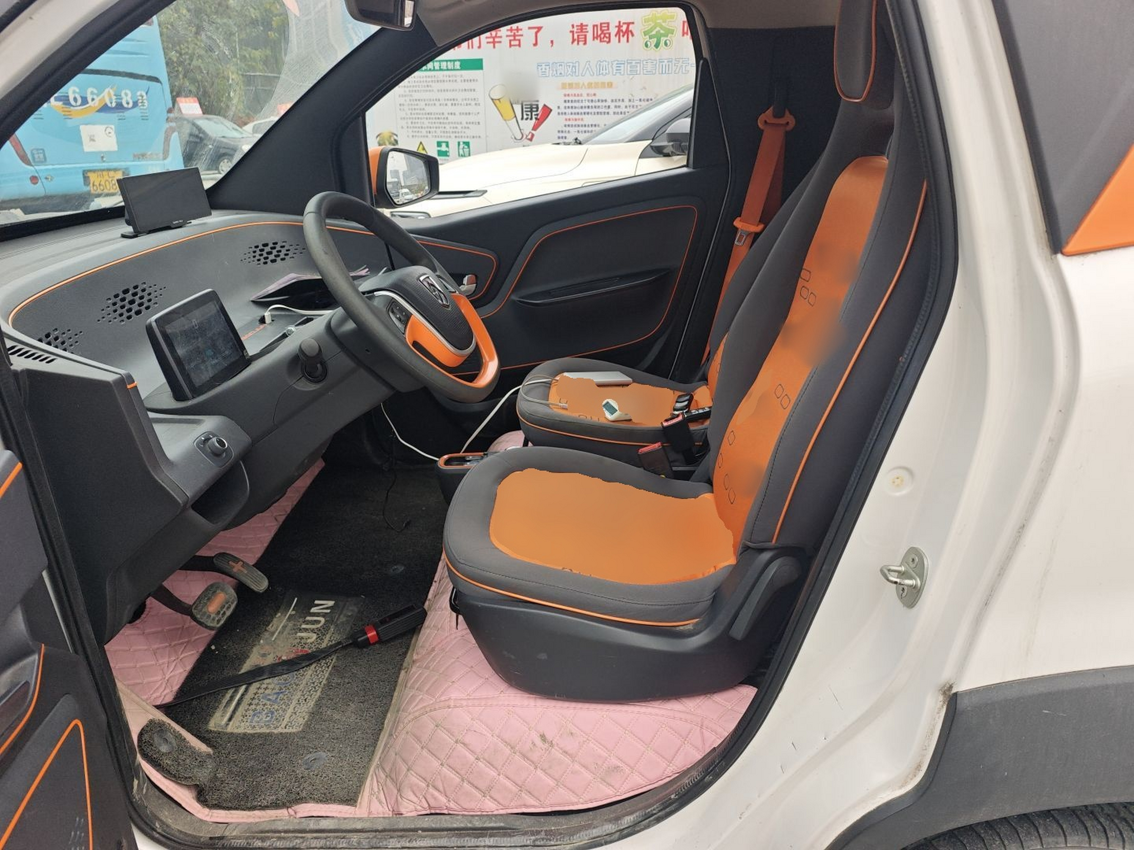 المقاعد الأمامية داخل السيارة