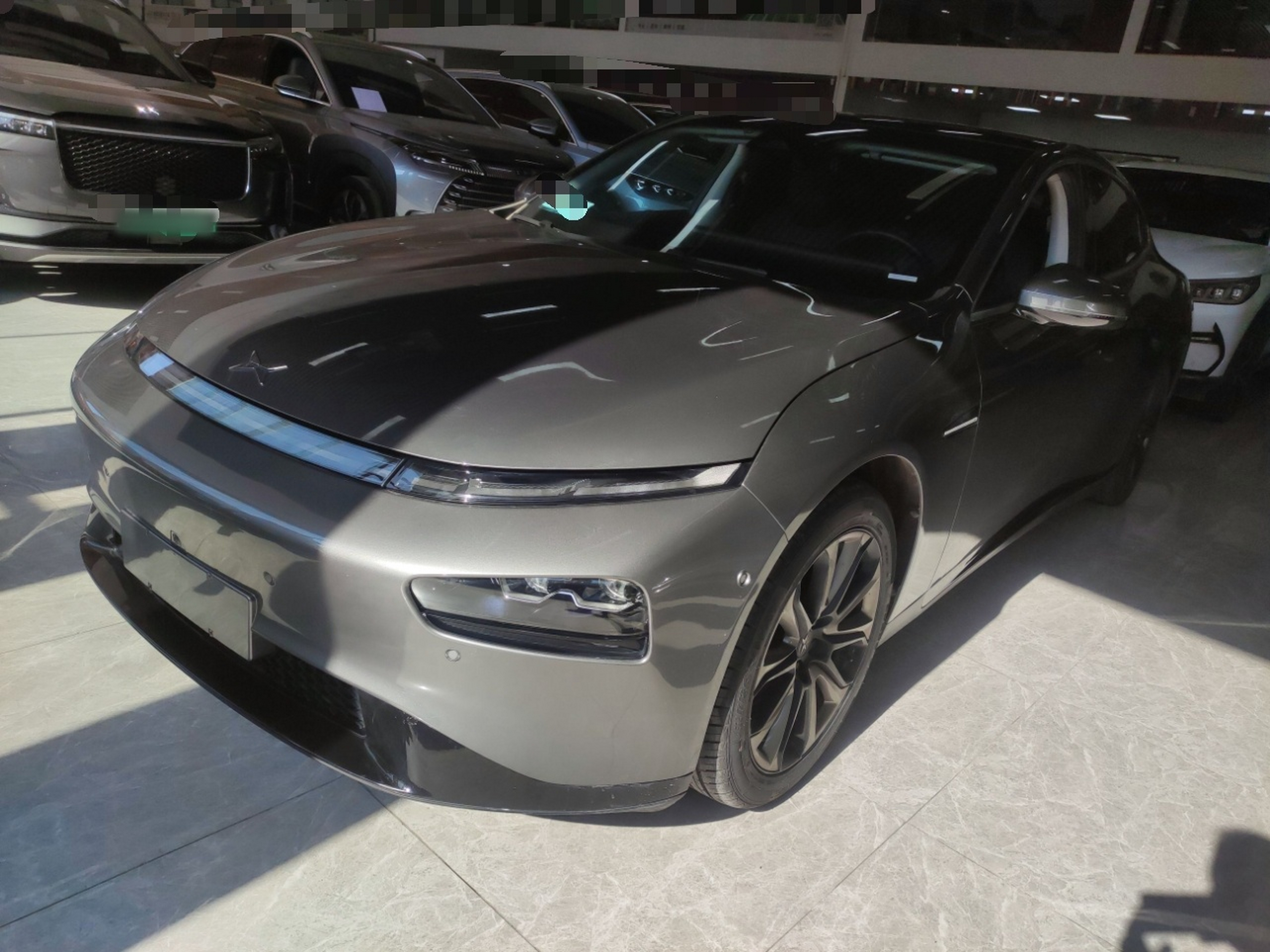 تحت مقدمة السيارة