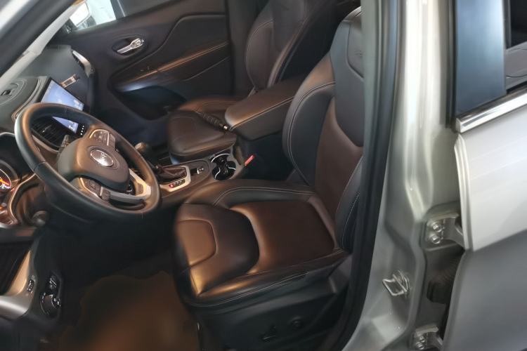 Used  Cherokee 2016 2.4L Leading Edition
