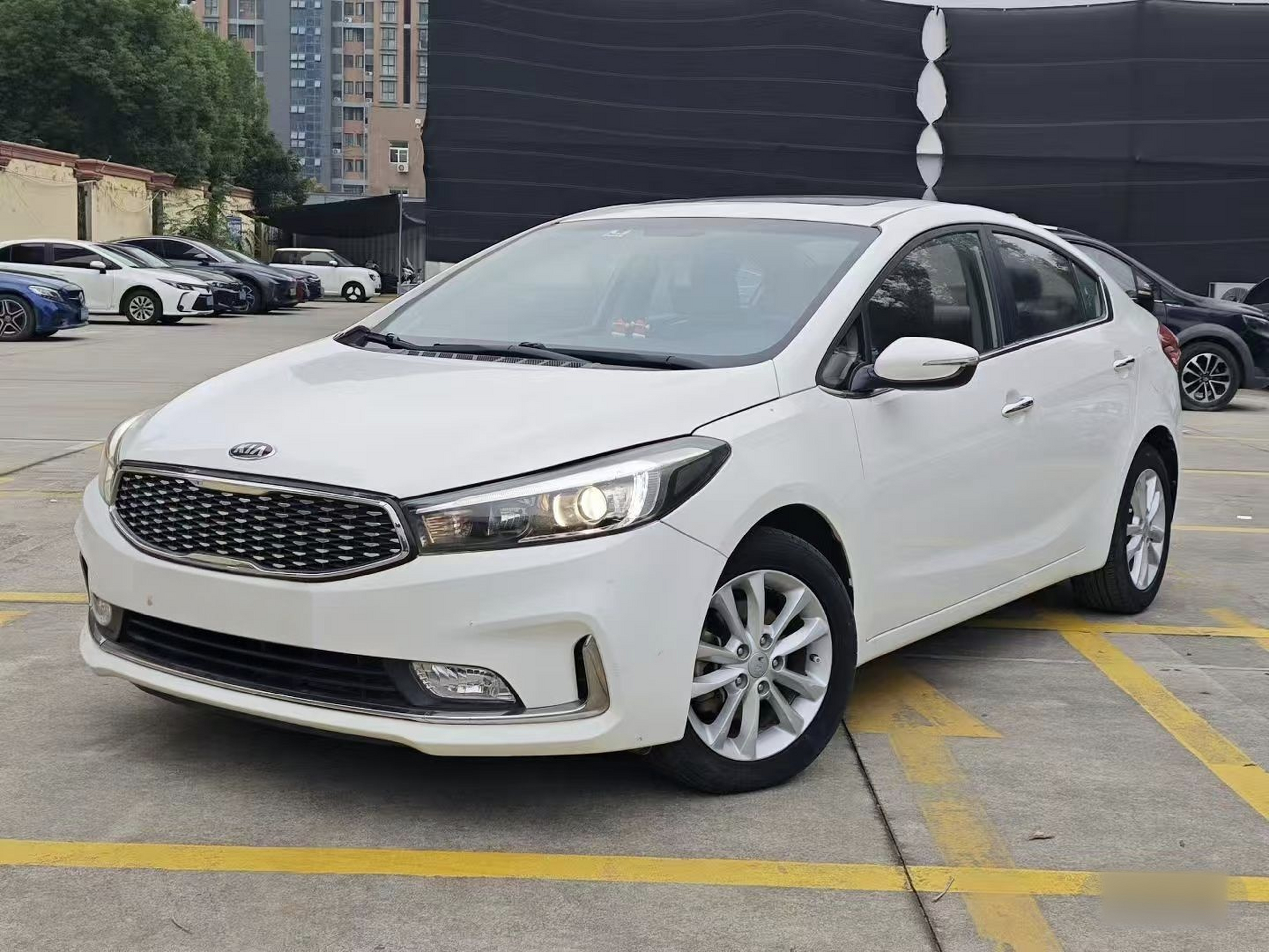 Под передней частью автомобиля