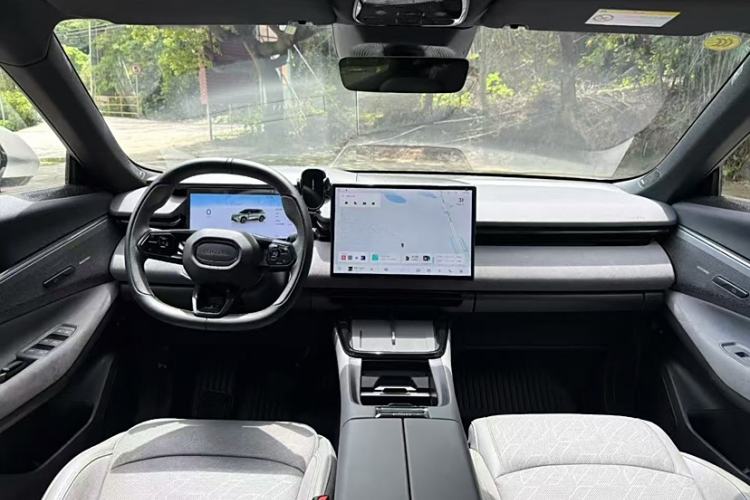 Used Lynk & Co 08 EM-P 2025 120km Long-Range Pro
