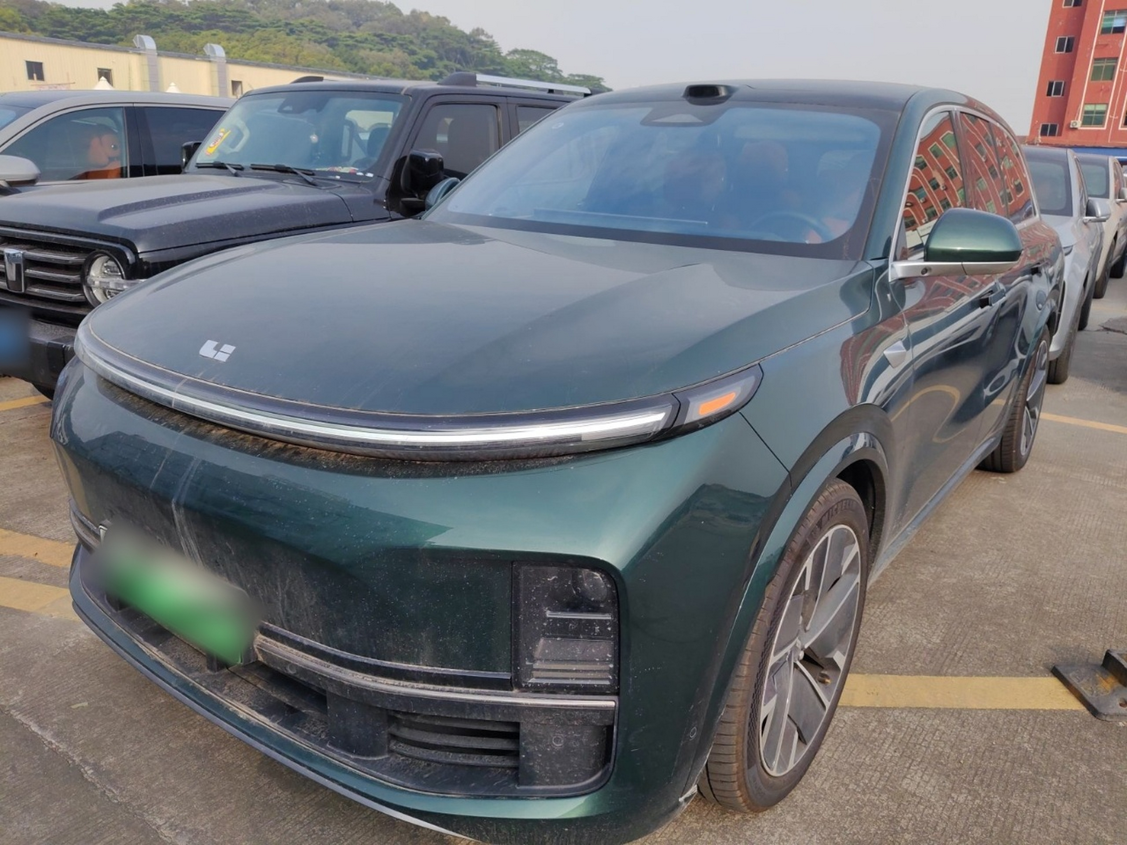 Под передней частью автомобиля