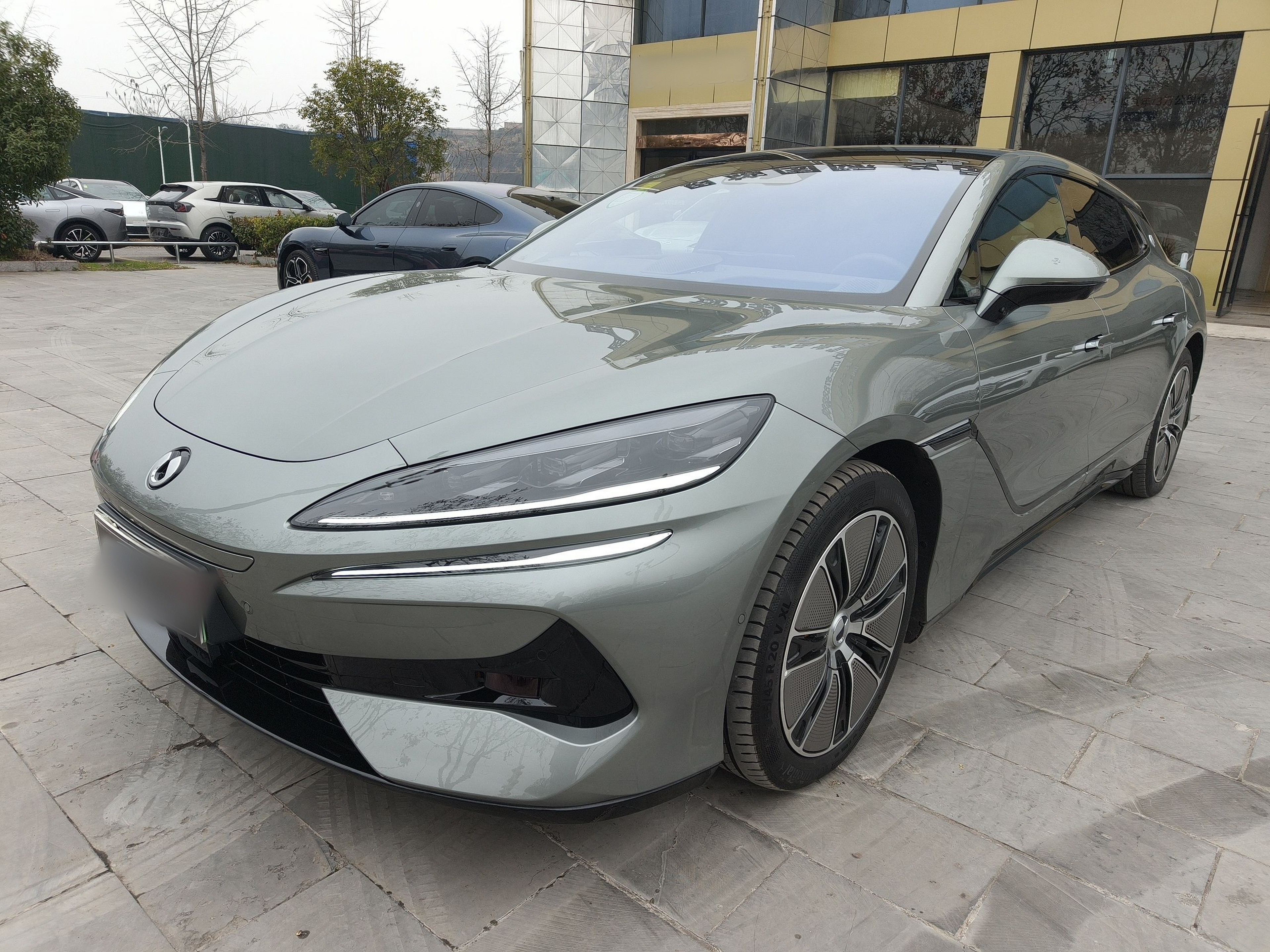 Под передней частью автомобиля