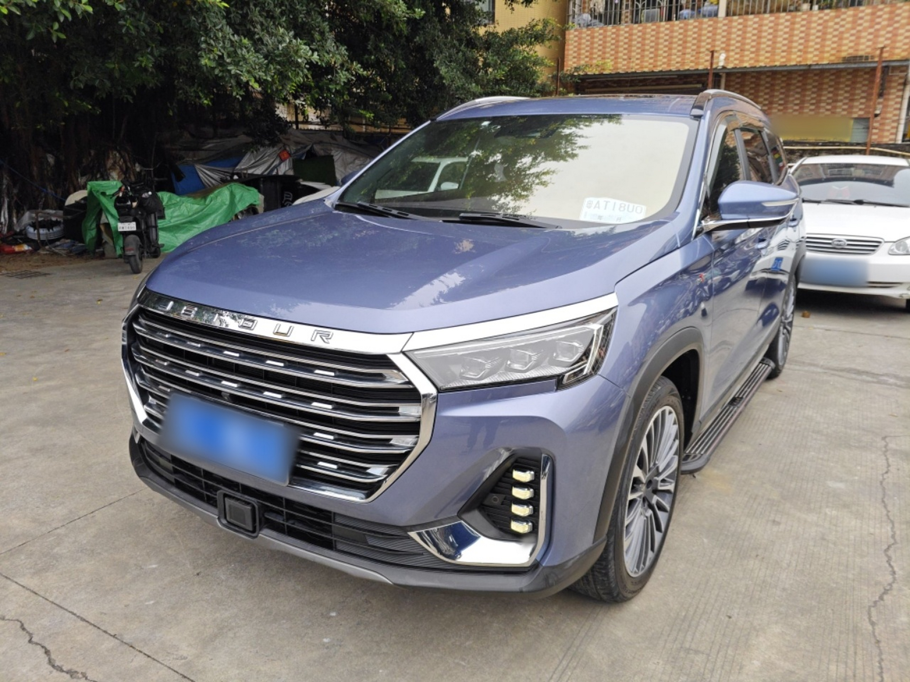 Под передней частью автомобиля