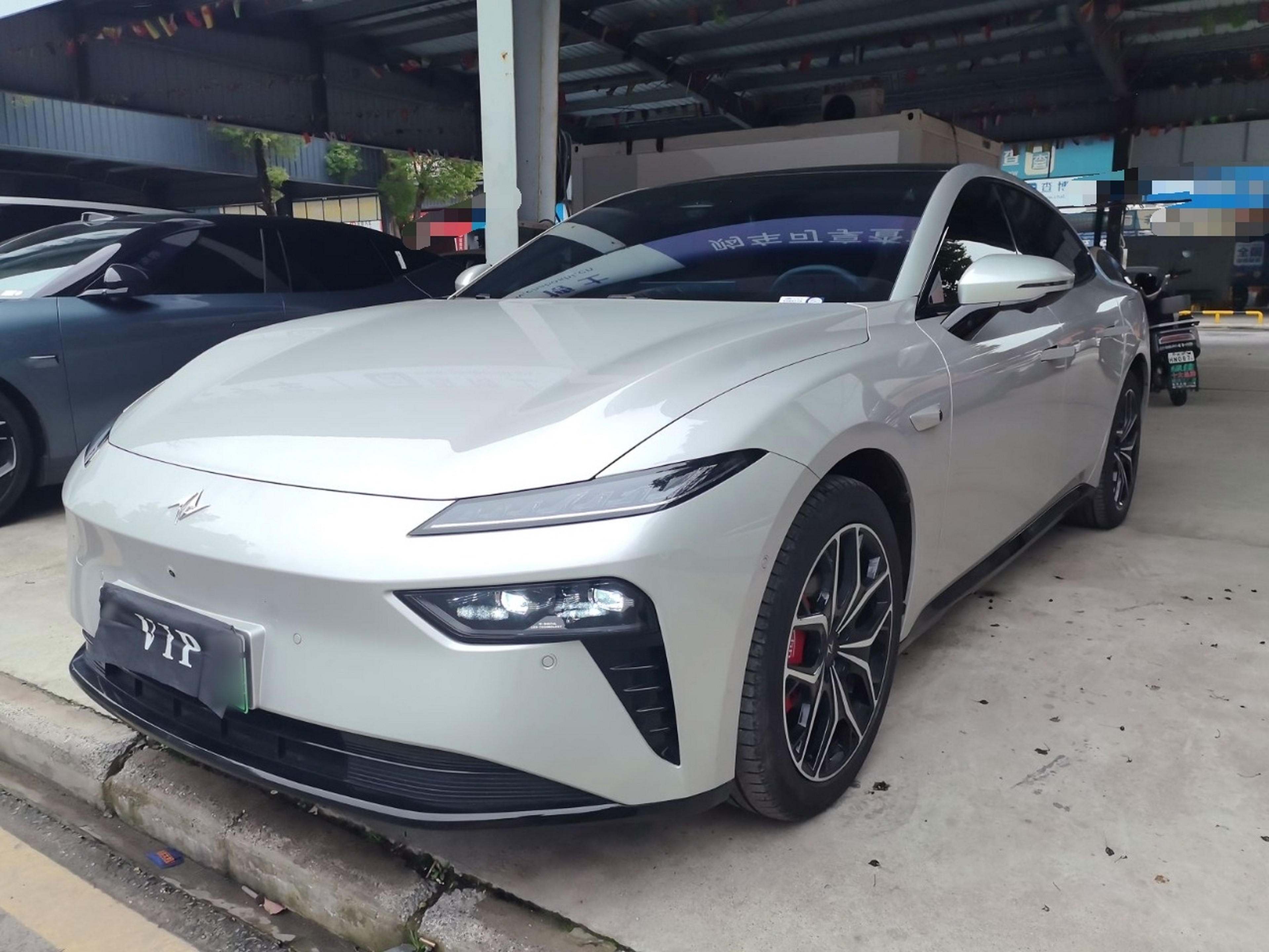 تحت مقدمة السيارة