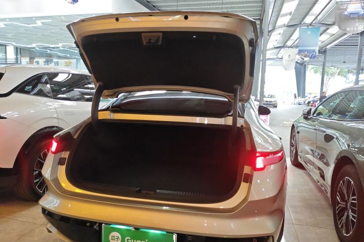 Used Lynk & Co Z10 2025 95 kWh 766 km Range Rear-Wheel Drive Max
