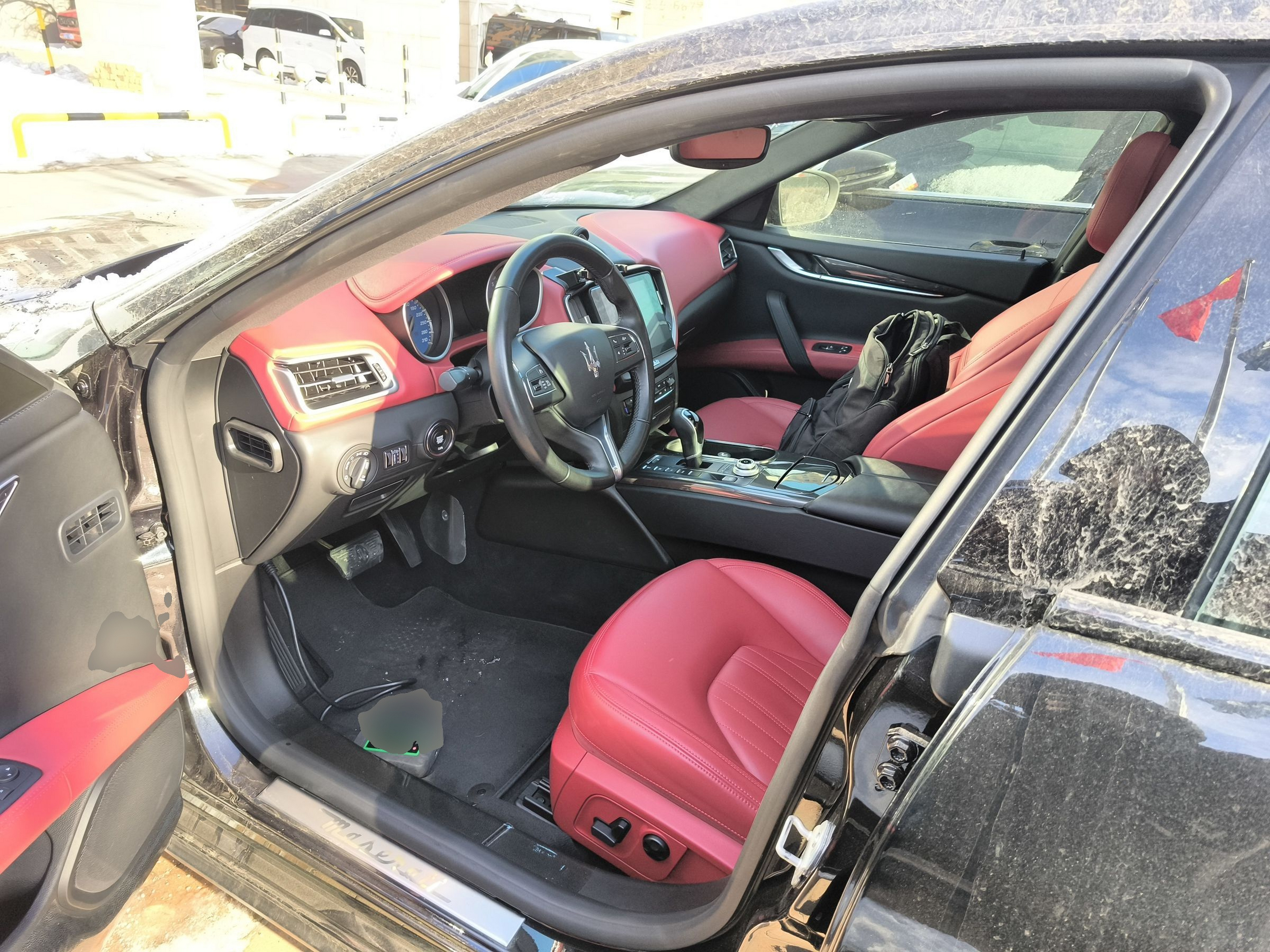 المقاعد الأمامية داخل السيارة