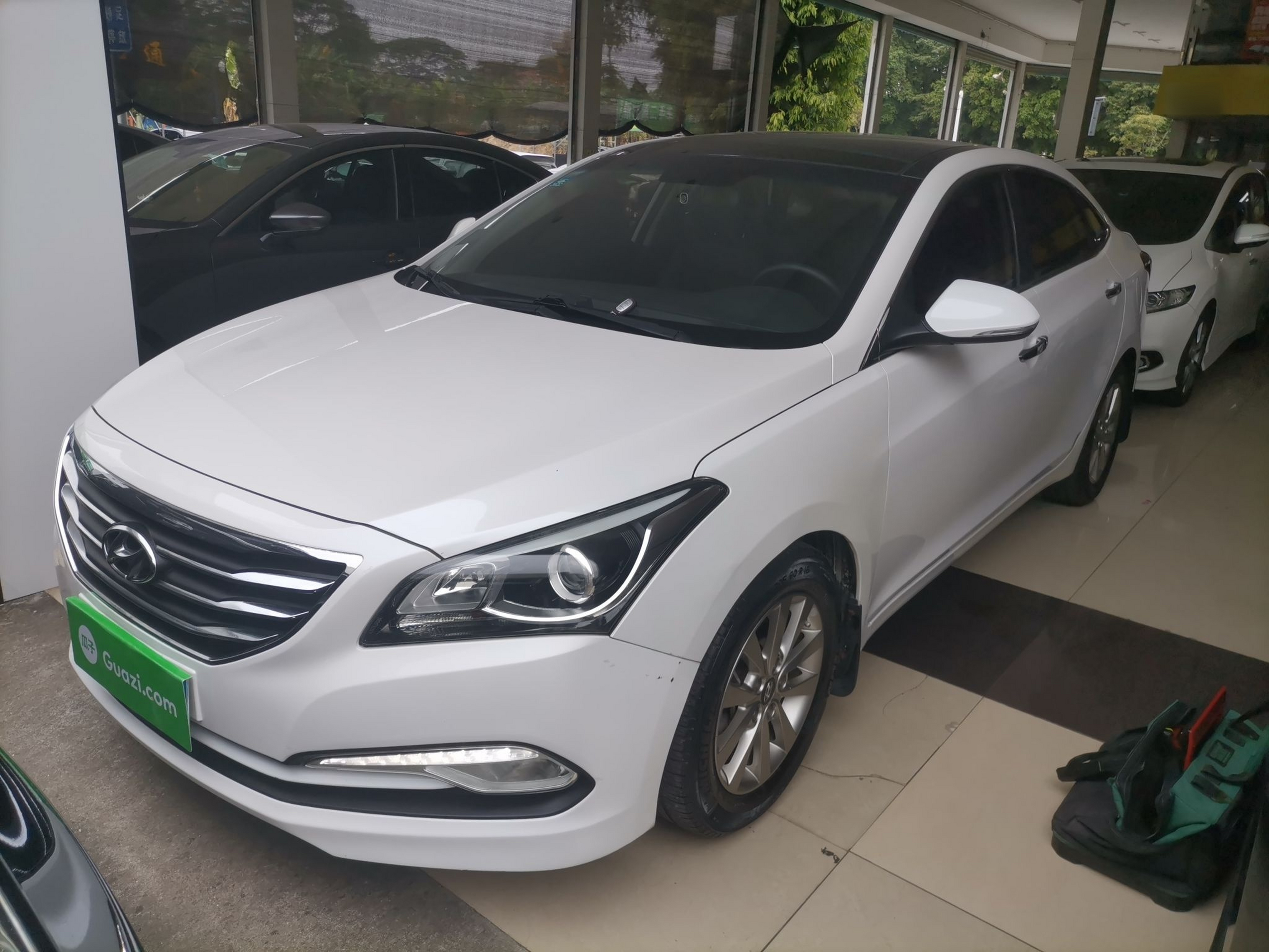 تحت مقدمة السيارة