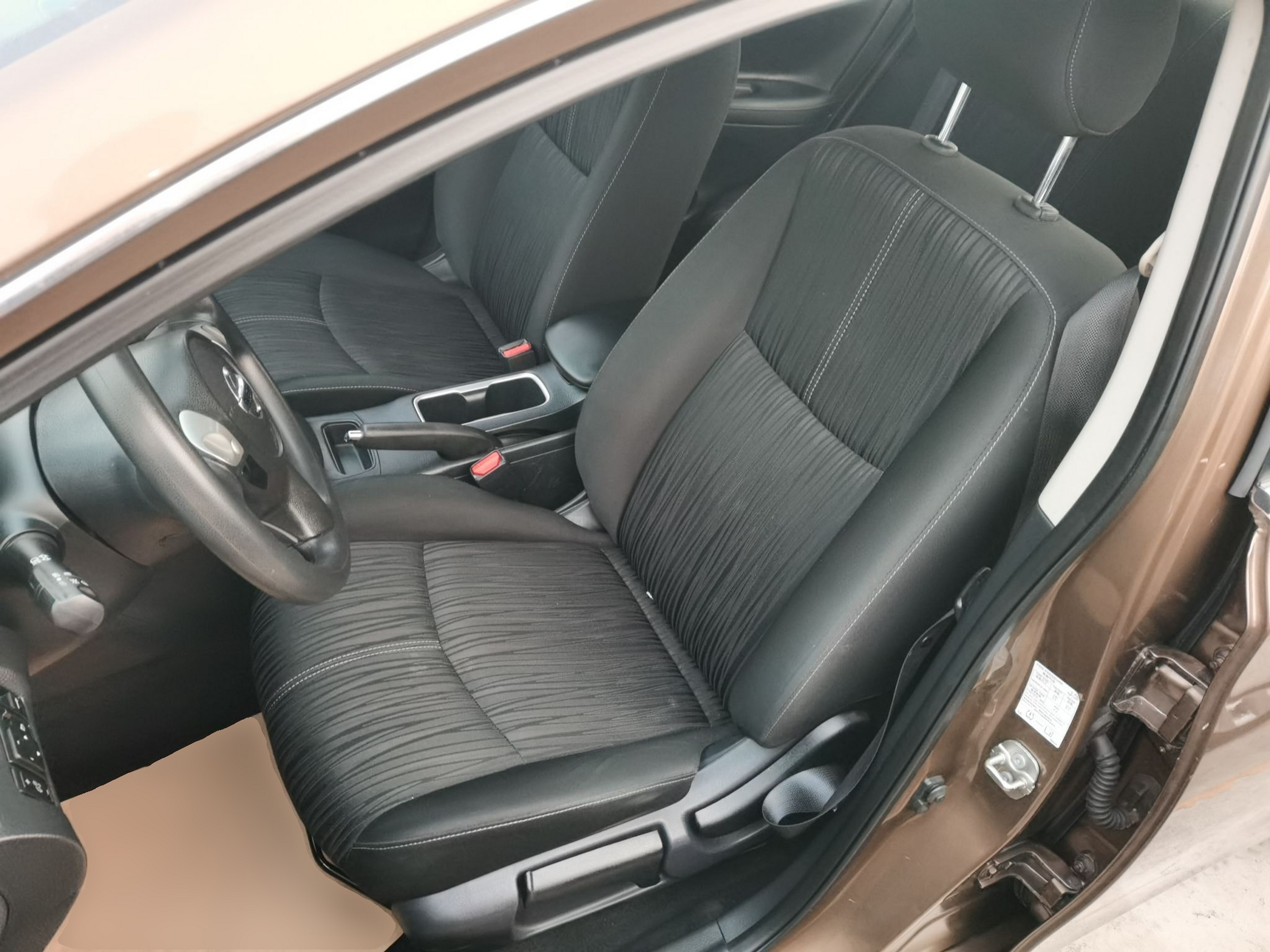 المقاعد الأمامية داخل السيارة