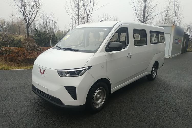 Used Wuling Yangguang 2024 300KM Comfort Version Passenger Van 75kW