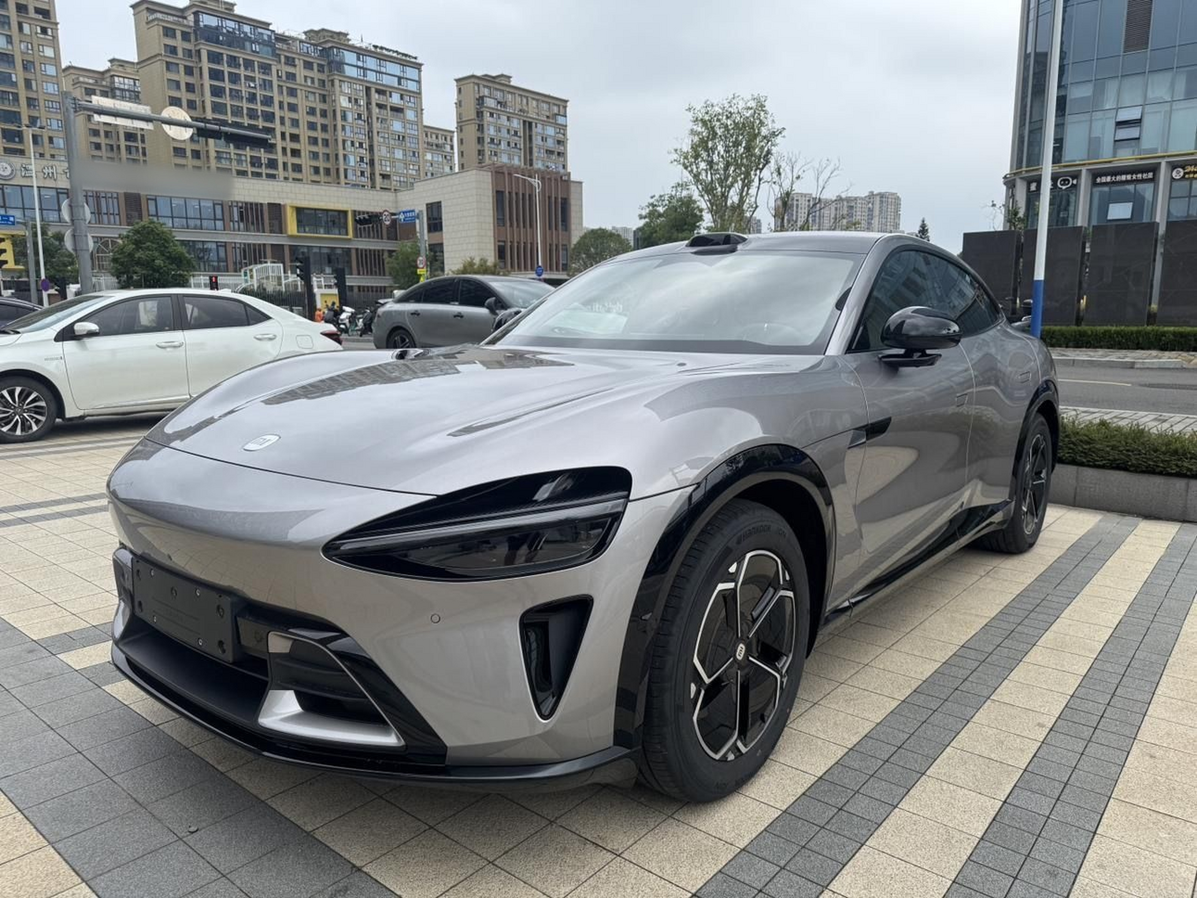 Под передней частью автомобиля