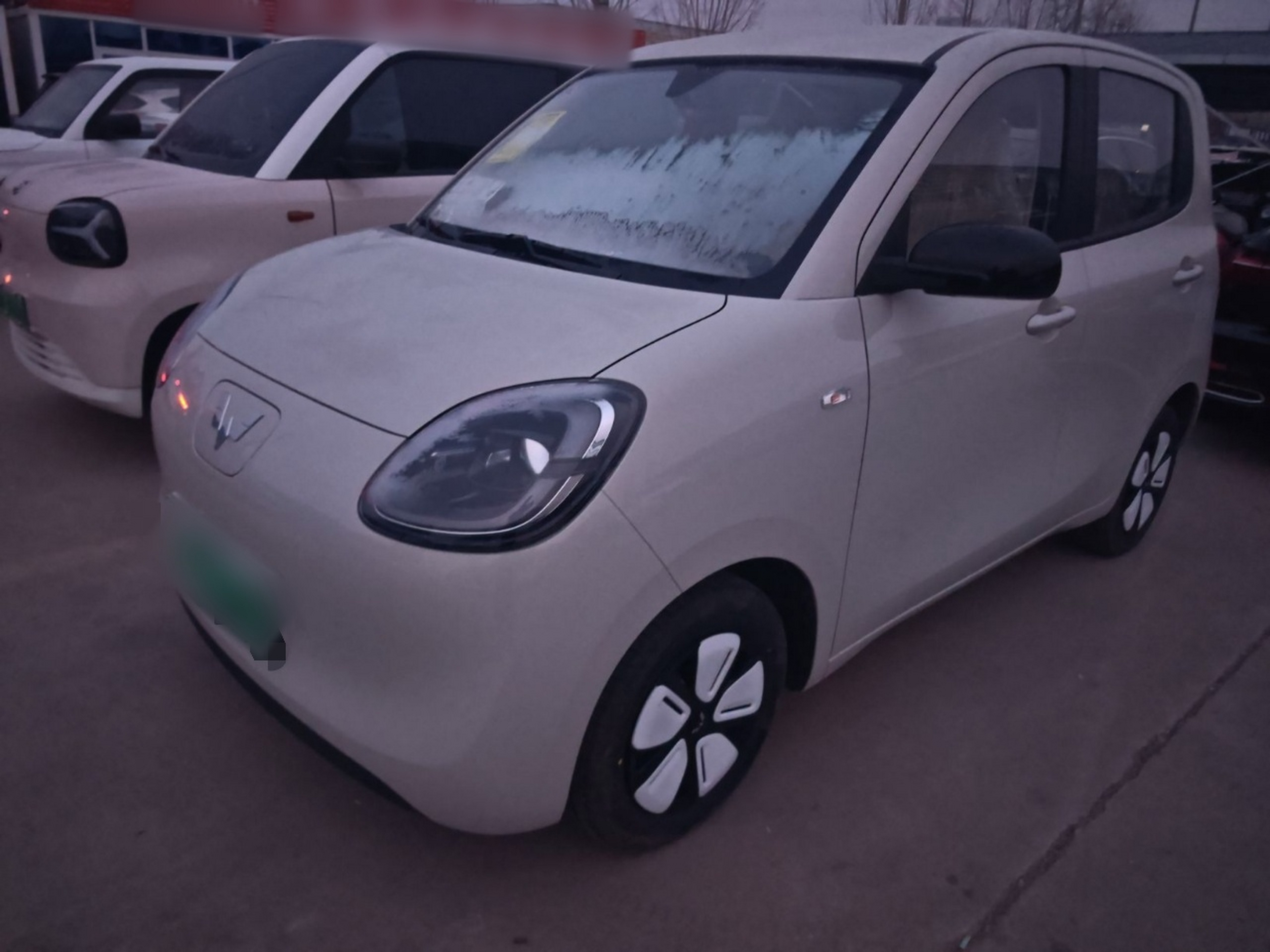 تحت مقدمة السيارة