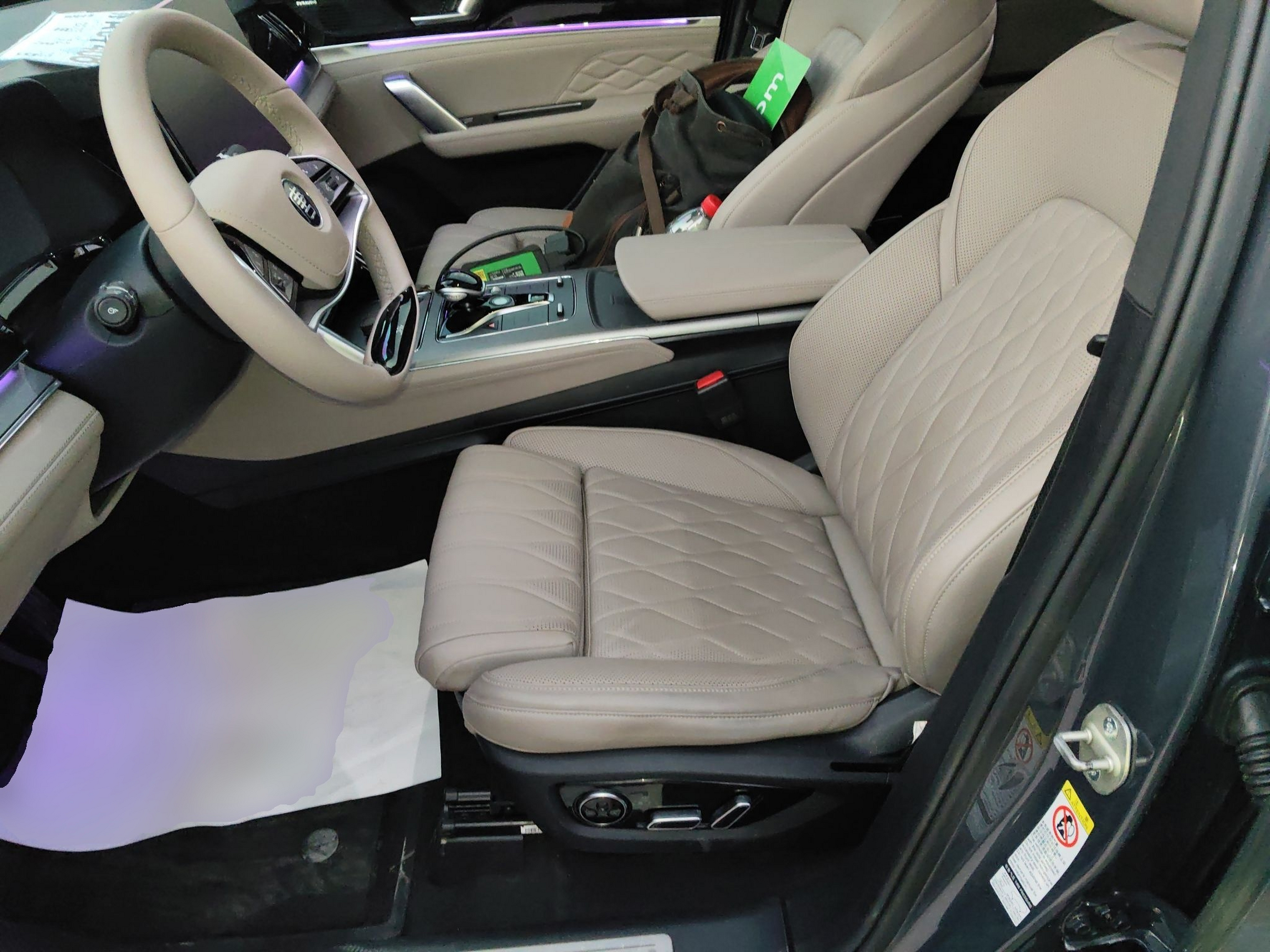 المقاعد الأمامية داخل السيارة