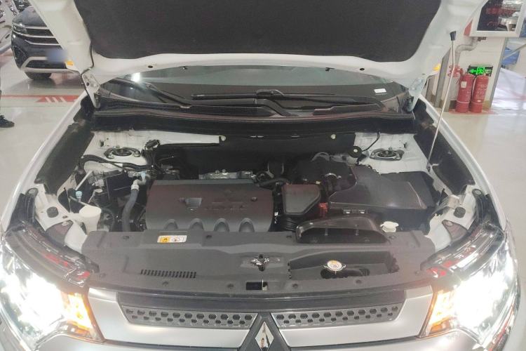 Used Mitsubishi Outlander 2019 2.4L 4x4 Zhi Xiang Edition 7 Seats China VI Standard
