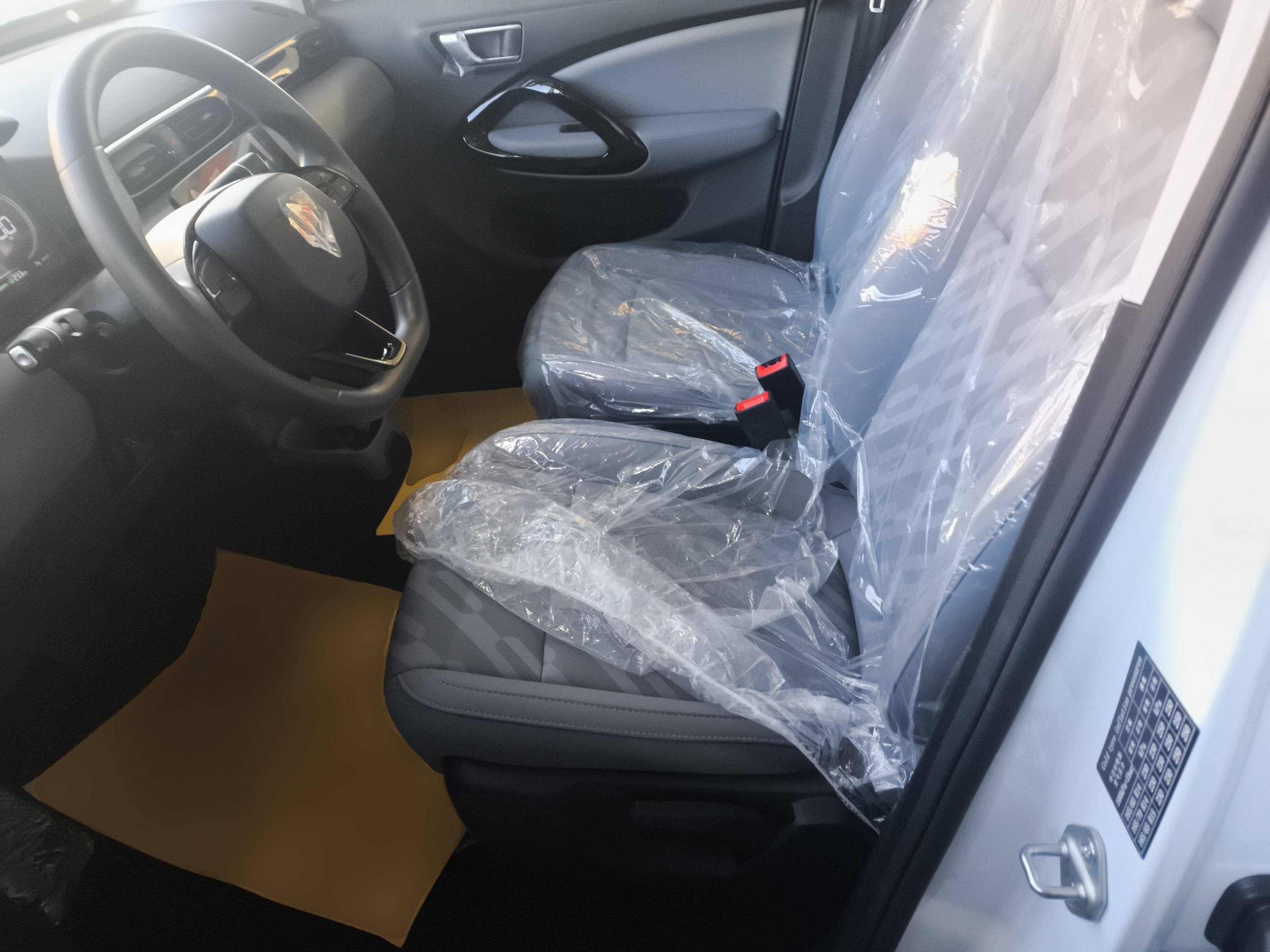 المقاعد الأمامية داخل السيارة