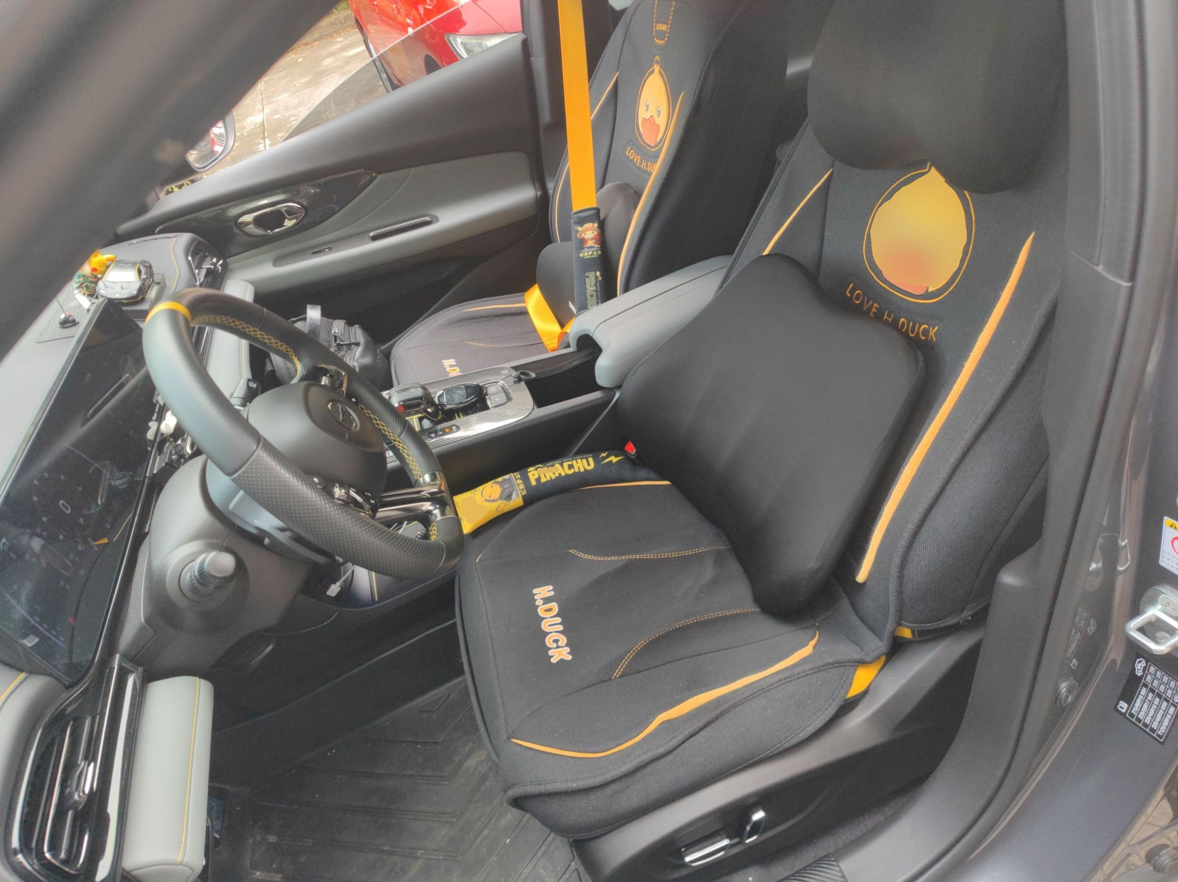 المقاعد الأمامية داخل السيارة